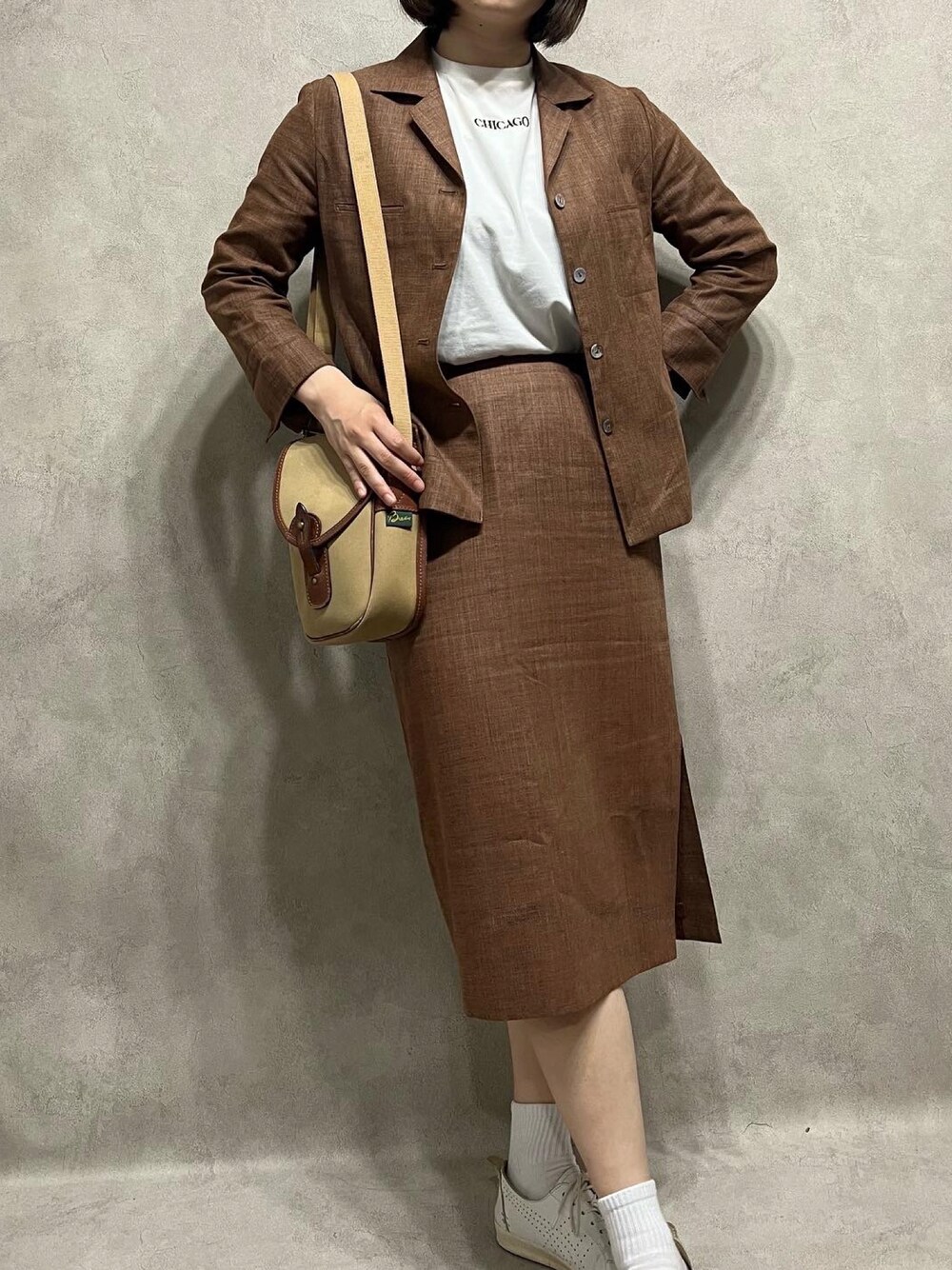 ブラウン系のセットアップを着用したレディースの春コーディネートの1枚目の写真