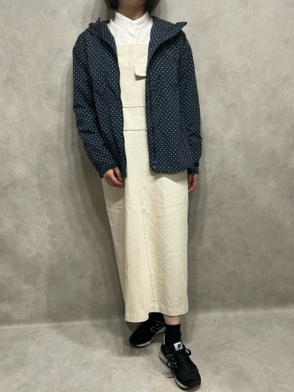 ブルー系のジャケット/アウターを着用したレディースの春コーディネートの1枚目の写真