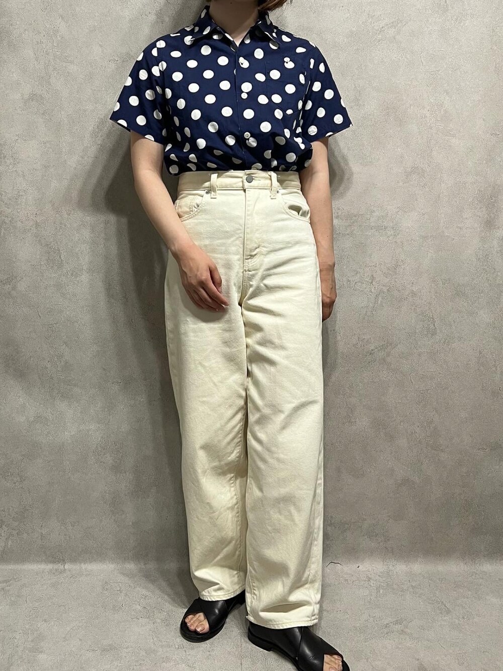 ブルー系のシャツ/ブラウス、ホワイト系のパンツを着用したレディースの春コーディネートの1枚目の写真