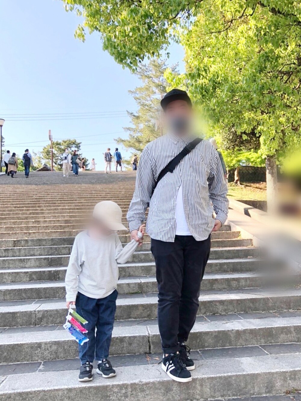 「ごきげんウィーク、お洒落さんとつながりたい、スニーカー、シンプルコーデ、シャツスタイル、大人カジュアル、休日スタイル、休日コーデ、リラックススタイル」｜「UNIQLOのアイテム（デニムパンツ、ブラック系）」を使った、takeさん（メンズ・175cm）の春コーディネートの1枚目の写真