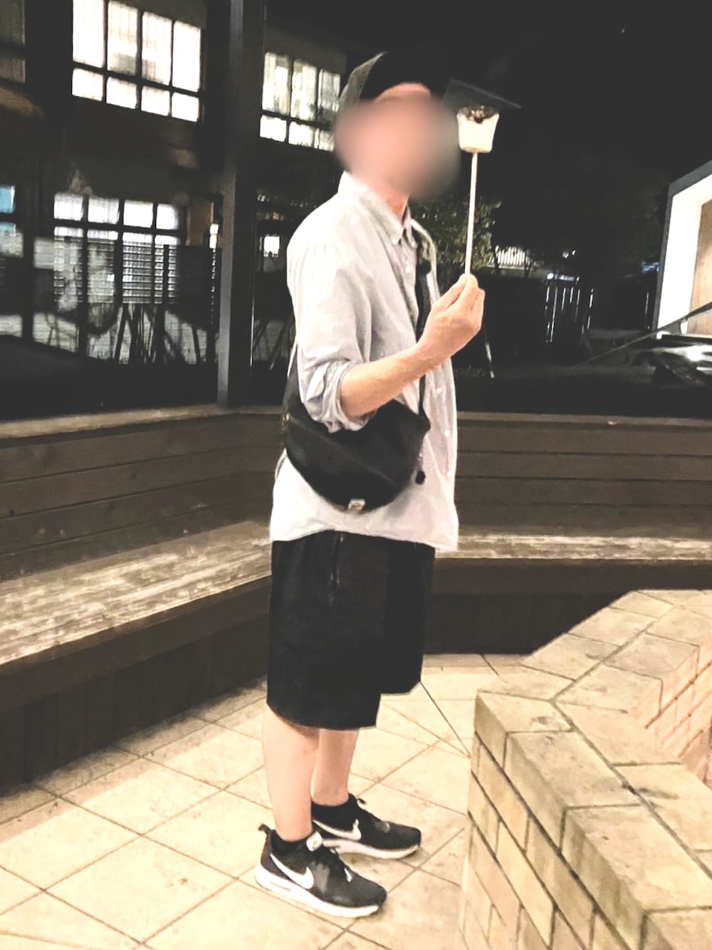 「大人カジュアル、カーゴパンツ、ショルダーバッグ、休日スタイル、シンプルコーデ、夏服コーデ、旅行コーデ、スニーカーコーデ、夏コーデ」｜「sheinのアイテム（カーゴパンツ、ブラック系）」を使った、takeさん（メンズ・175cm）の夏コーディネートの1枚目の写真