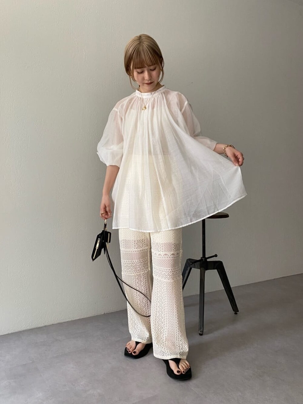 ホワイト系のシャツ/ブラウス、ホワイト系のその他パンツ、ブラック系のその他シューズを着用したレディースの春コーディネートの2枚目の写真