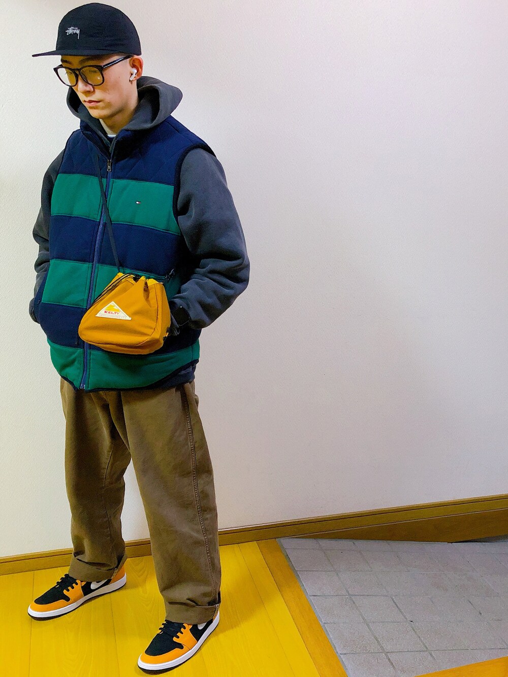 「古着、古着コーデ、古着好きな人と繋がりたい、古着MIX、NIKE、sttusy、carhartt、AIR JORDAN 1、KELTY、TOMMY HILFIGER」｜「NIKEのアイテム（スニーカー、ブラウン系）」を使った、ゆあんじさん（メンズ・178cm）の冬コーディネートの1枚目の写真