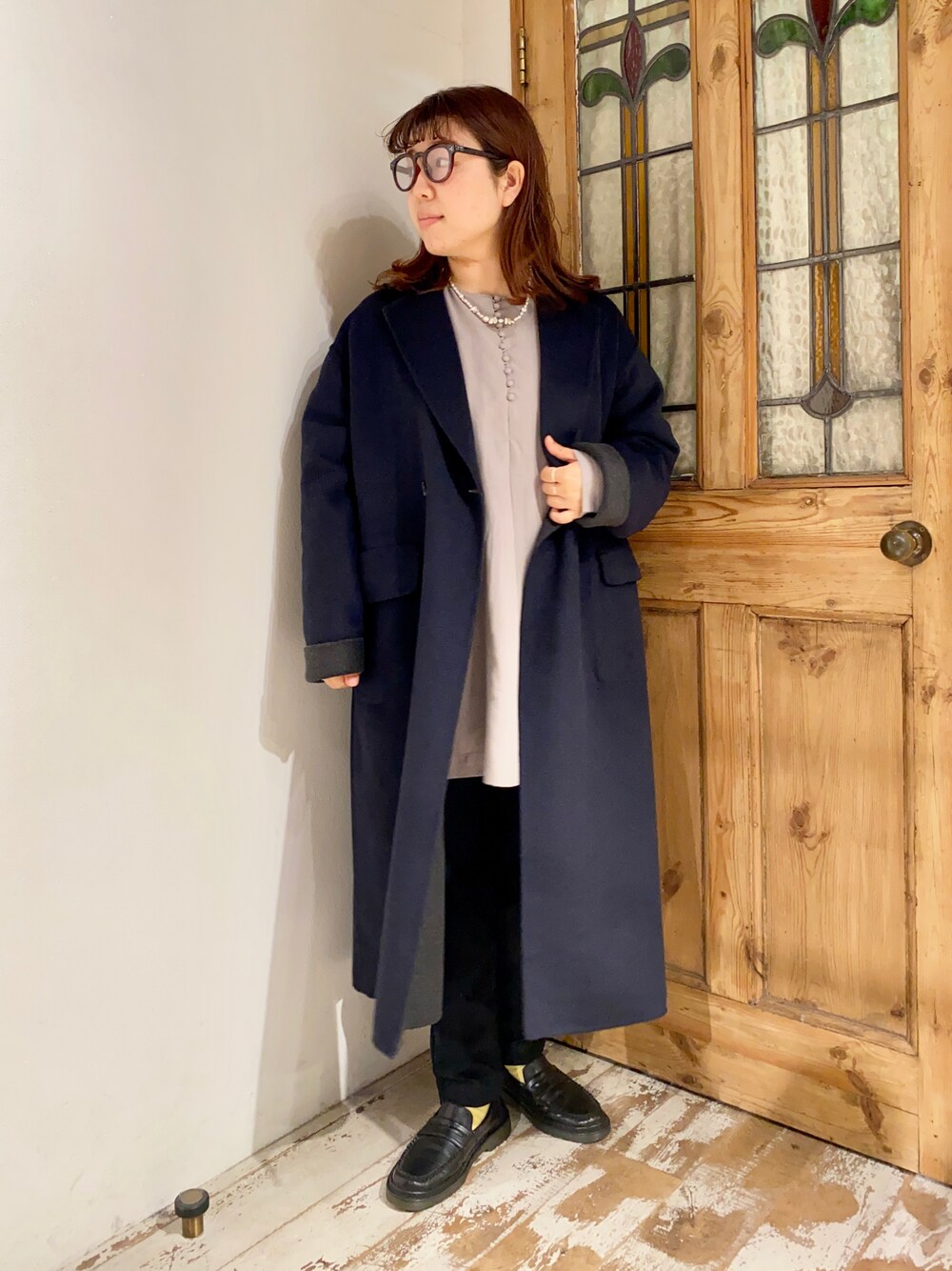 「pualcecin、ピュアルセシン、UNIQLO、ユニクロ、Kastane、メガネ女子、めがね、ロングコート、ローファー、リバーシブル、リバーシブルコート、ウールコート、シンプルコーデ、オトナカジュアル、袖ボリューム」｜「PUAL CE CINの包み釦テンセルブラウス（シャツ/ブラウス、グレー系）」を使った、mizukiさん（レディース・157cm）の秋コーディネートの1枚目の写真