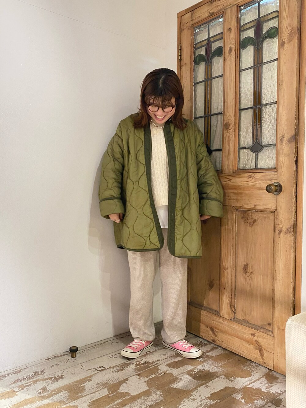 「オトナカジュアル、休日コーデ、冬コーデ、カジュアル、キルティング、キルティングジャケット、古着、古着MIX、コンバース、ニットパンツ、リブパンツ、ピンク、ダテメガネ、めがね、ケーブル編み」｜「PUAL CE CINのケーブル編みニット×ニットパンツセット（アンサンブル、ホワイト系）」を使った、mizukiさん（レディース・157cm）の冬コーディネートの1枚目の写真