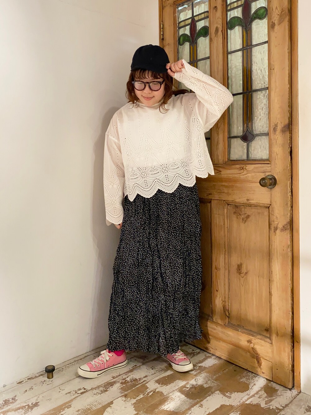 「春夏コーデ、シンプルコーデ、オトナカジュアル、リラックススタイル、モノトーンコーデ、スカート、花柄、花柄スカート、レース、レースブラウス、キャップ、ピュアルセシン、シアタープロダクツ(THEATRE PRODUCTS)、コンバース、スニーカー」｜「CONVERSEのCONVERSE ALL STAR US COLORS OX / コンバース オールスター カラーズ（スニーカー、ピンク系）」を使った、mizukiさん（レディース・157cm）の春コーディネートの1枚目の写真