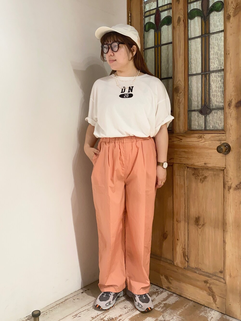 「pualcecin、ピュアルセシン、UNIQLO、ユニクロ、New Balance、ニューバランス、THEATRE PRODUCTS、シアタープロダクツ(THEATRE PRODUCTS)、ロゴT、カラーパンツ、オレンジ、キャップ、カジュアル、スニーカー、夏コーデ」｜「PUAL CE CINの【Du noir】フロッキープリントTシャツ（Tシャツ/カットソー、ホワイト系）」を使った、mizukiさん（レディース・157cm）の夏コーディネートの1枚目の写真