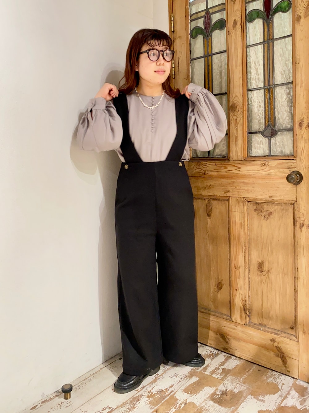 「pualcecin、ピュアルセシン、UNIQLO、ユニクロ、Kastane、ブラウス、サロペット、袖ボリューム、シンプルコーデ、ベーシック、モノトーン、モノトーンコーデ、メガネ女子、めがね、ローファー」｜「PUAL CE CINの包み釦テンセルブラウス（シャツ/ブラウス、グレー系）」を使った、mizukiさん（レディース・157cm）の秋コーディネートの1枚目の写真