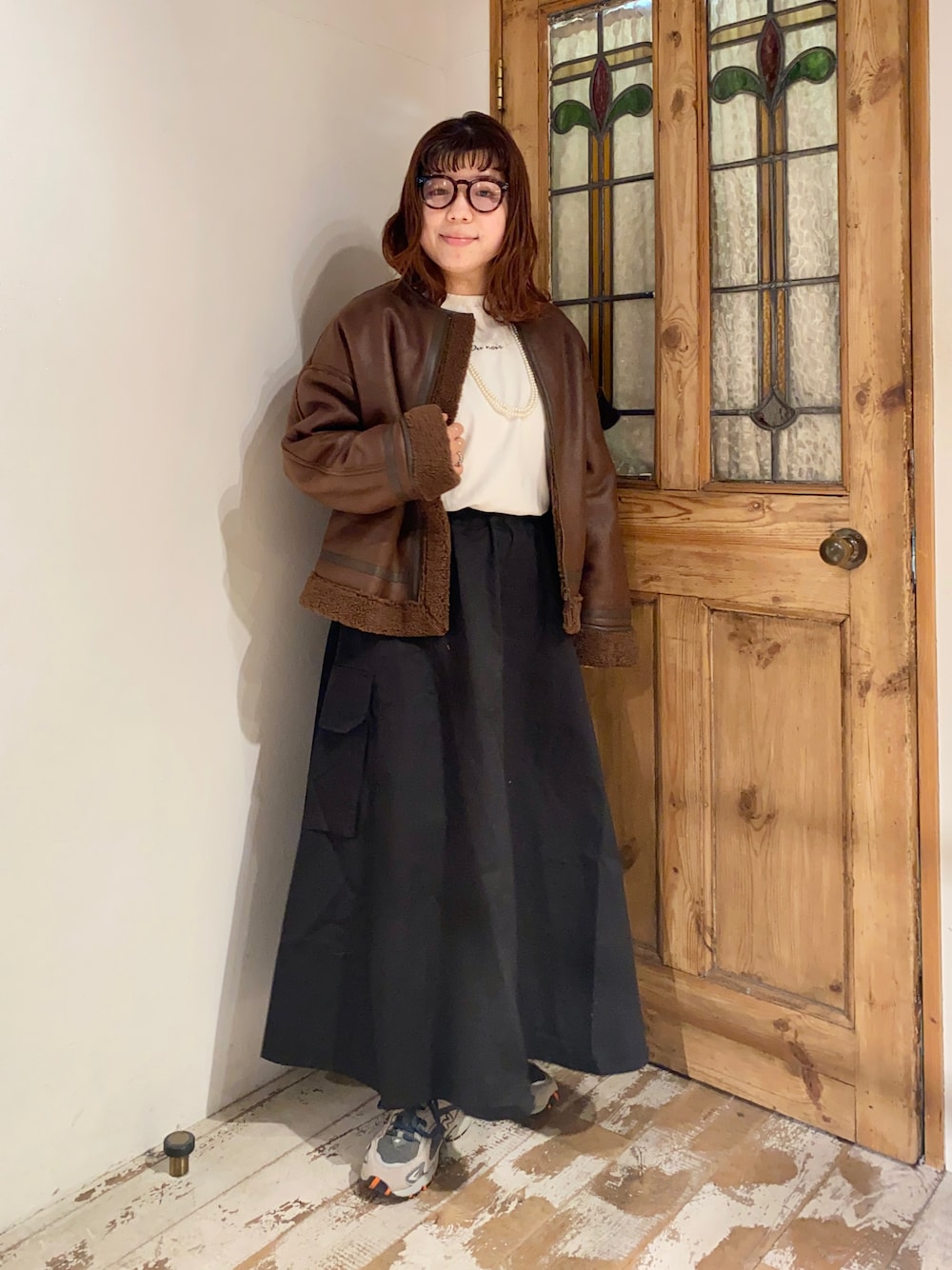「pualcecin、ピュアルセシン、New Balance、ニューバランス、UNIQLO、ユニクロ、メガネ女子、めがね、スニーカー、ムートン、ムートンジャケット、カーゴスカート、大人カジュアル、ボアジャケット、ボア」｜「PUAL CE CINのエコムートンジャケット（ノーカラージャケット、ブラウン系）」を使った、mizukiさん（レディース・157cm）の冬コーディネートの1枚目の写真