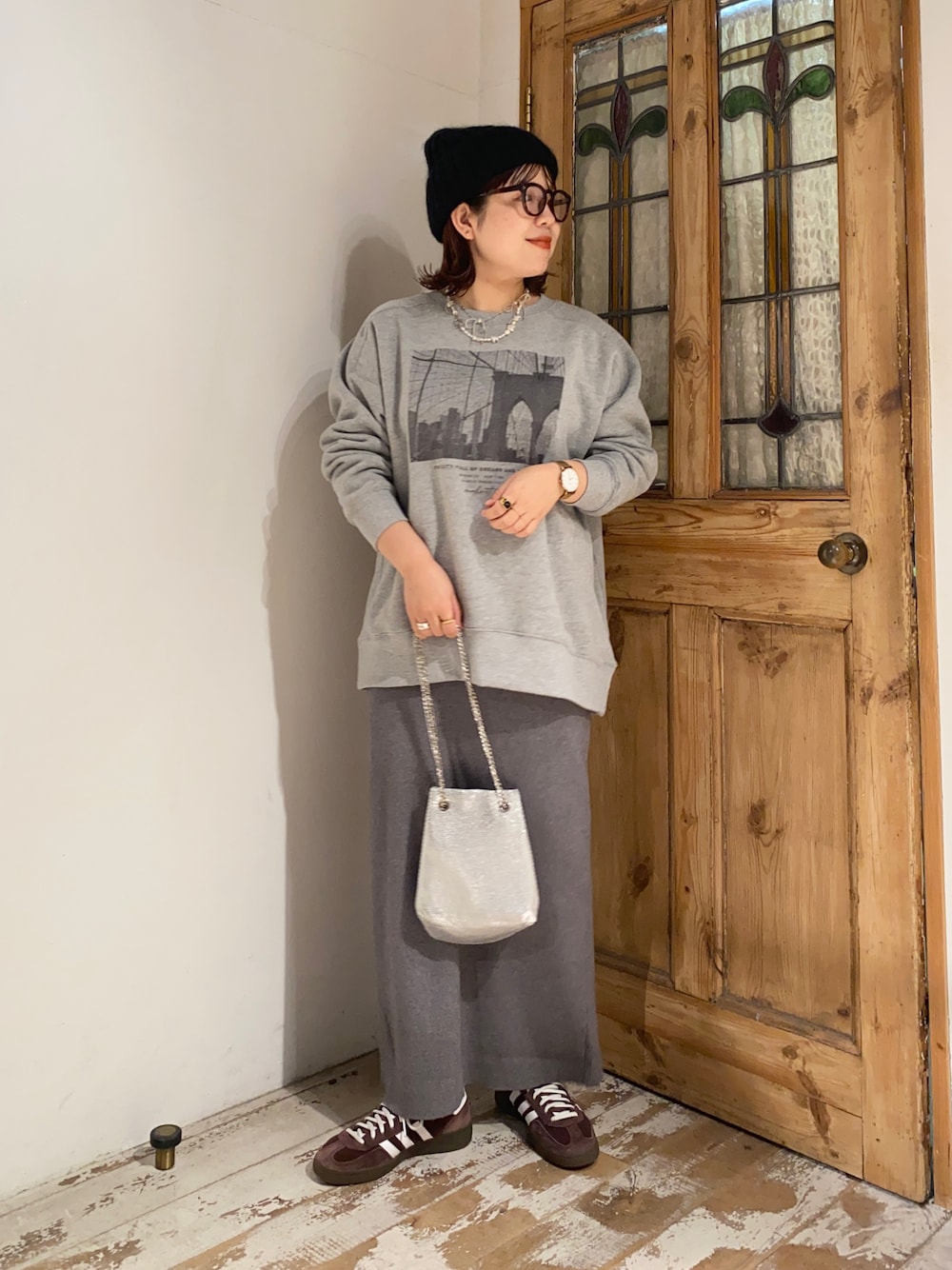 「pualcecin、pual ce cin、ピュアルセシン、ピュアルセシン(pual ce cin)、CIAOPANIC TYPY、adidas、adidas spezial、スウェット、スウェットコーデ、オーバーサイズ、ワントーンコーデ、グレーコーデ、フォトプリント、ファッションを楽しもう、カジュアルコーデ」｜「PUAL CE CINのフォトプリント両面起毛スウェット（スウェット、グレー系）」を使った、mizukiさん（レディース・157cm）の秋コーディネートの1枚目の写真