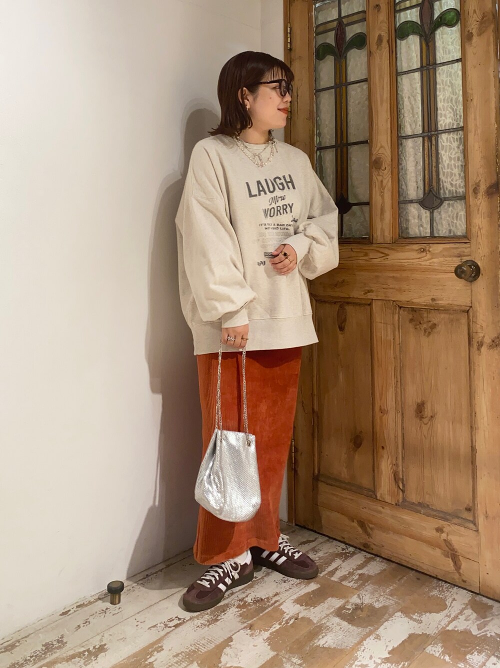 「pualcecin、pual ce cin、ピュアルセシン、ピュアルセシン(pual ce cin)、UNIQLO、ユニクロ、CIAOPANIC TYPY、スウェット、ビッグスウェット、オーバーサイズ、ナロースカート、コーデュロイスカート、メタルバッグ、シルバー、秋冬コーデ」｜「PUAL CE CINの2WAYBIGスウェットプルオーバー（スウェット、ベージュ系）」を使った、mizukiさん（レディース・157cm）の秋コーディネートの1枚目の写真