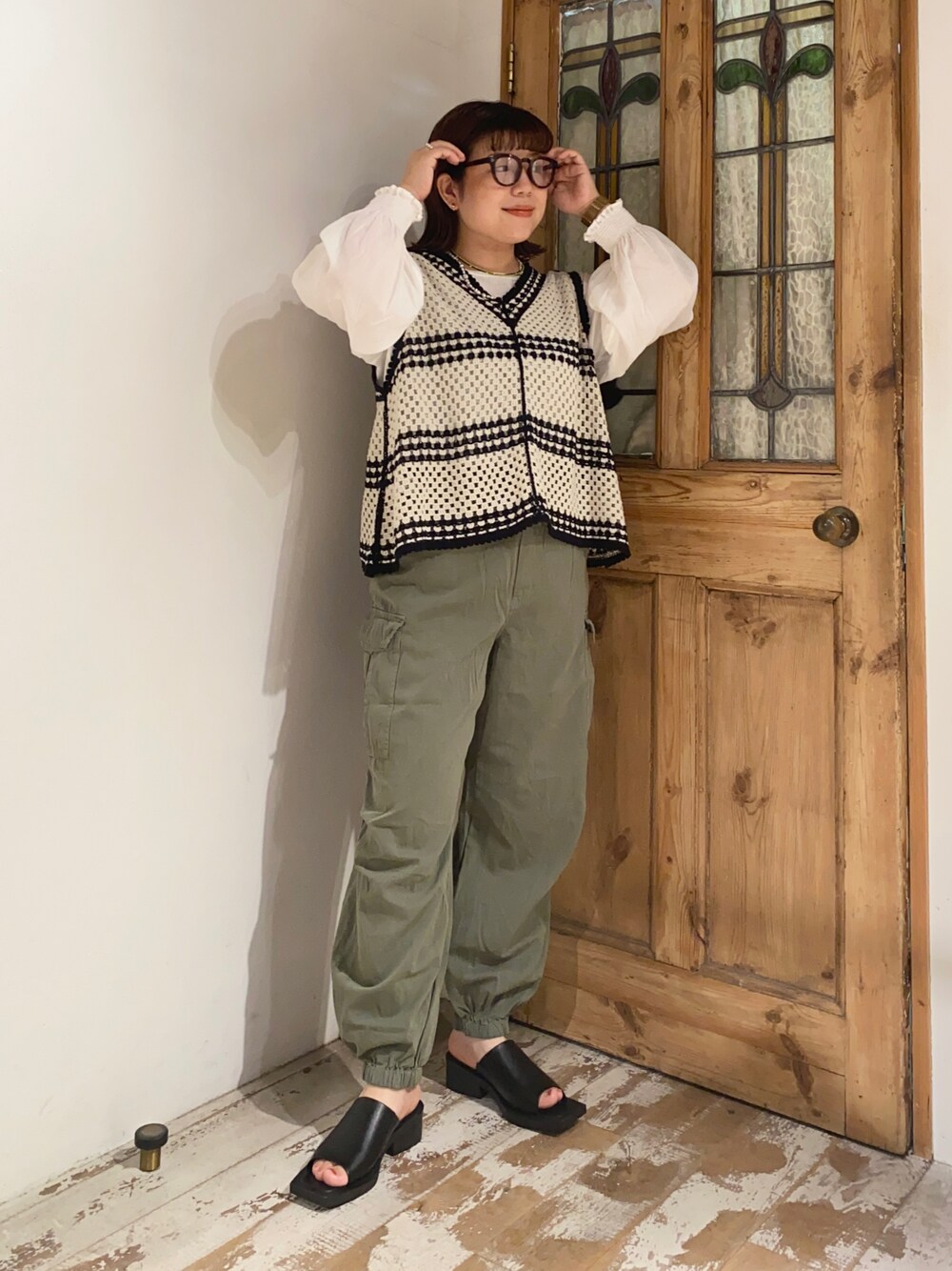 「pualcecin、pual ce cin、ピュアルセシン、ピュアルセシン(pual ce cin)、UNIQLO、ユニクロ、ベスト、ニットベスト、ブラウス、シャーリング、シャーリングブラウス、カーゴパンツ、ジョガーパンツ、カーゴジョガーパンツ、秋コーデ」｜「PUAL CE CINの配色カギ針編み風ベスト（ベスト、ホワイト系）」を使った、mizukiさん（レディース・157cm）の秋コーディネートの1枚目の写真