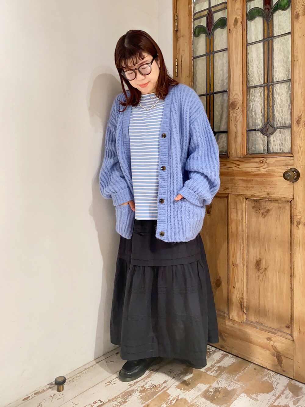 「pualcecin、ピュアルセシン、UNIQLO、ユニクロ、Kastane、THEATRE PRODUCTS、シアタープロダクツ(THEATRE PRODUCTS)、ボーダー、カーディガン、ボーダートップス、ブルー、ロングスカート、ティアードスカート、袖ボリューム、シャギーニット」｜「THEATRE PRODUCTSの【THEATRE PRODUCTS】ボーダーバスクTシャツ（Tシャツ/カットソー、ブルー系）」を使った、mizukiさん（レディース・157cm）の秋コーディネートの1枚目の写真