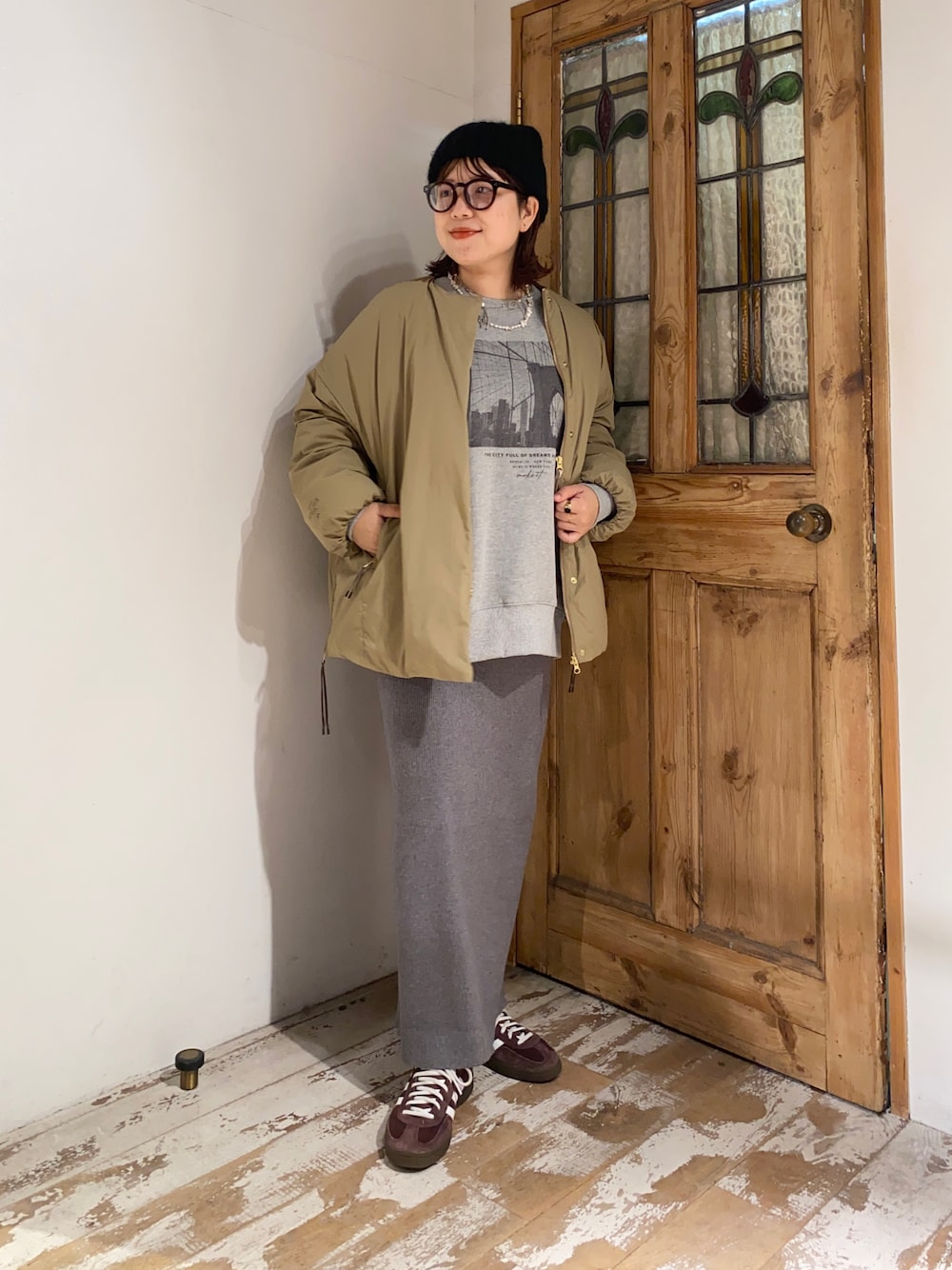 「pualcecin、ピュアルセシン、ピュアルセシン(pual ce cin)、UNIQLO、ユニクロ、adidas、adidas spezial、ダウンジャケット、ダウンコート、ダウン、フレンチダックダウン、ナロースカート、ニットスカート、スニーカーコーデ、ファッションを楽しもう」｜「PUAL CE CINのフォトプリント両面起毛スウェット（スウェット、グレー系）」を使った、mizukiさん（レディース・157cm）の秋コーディネートの1枚目の写真