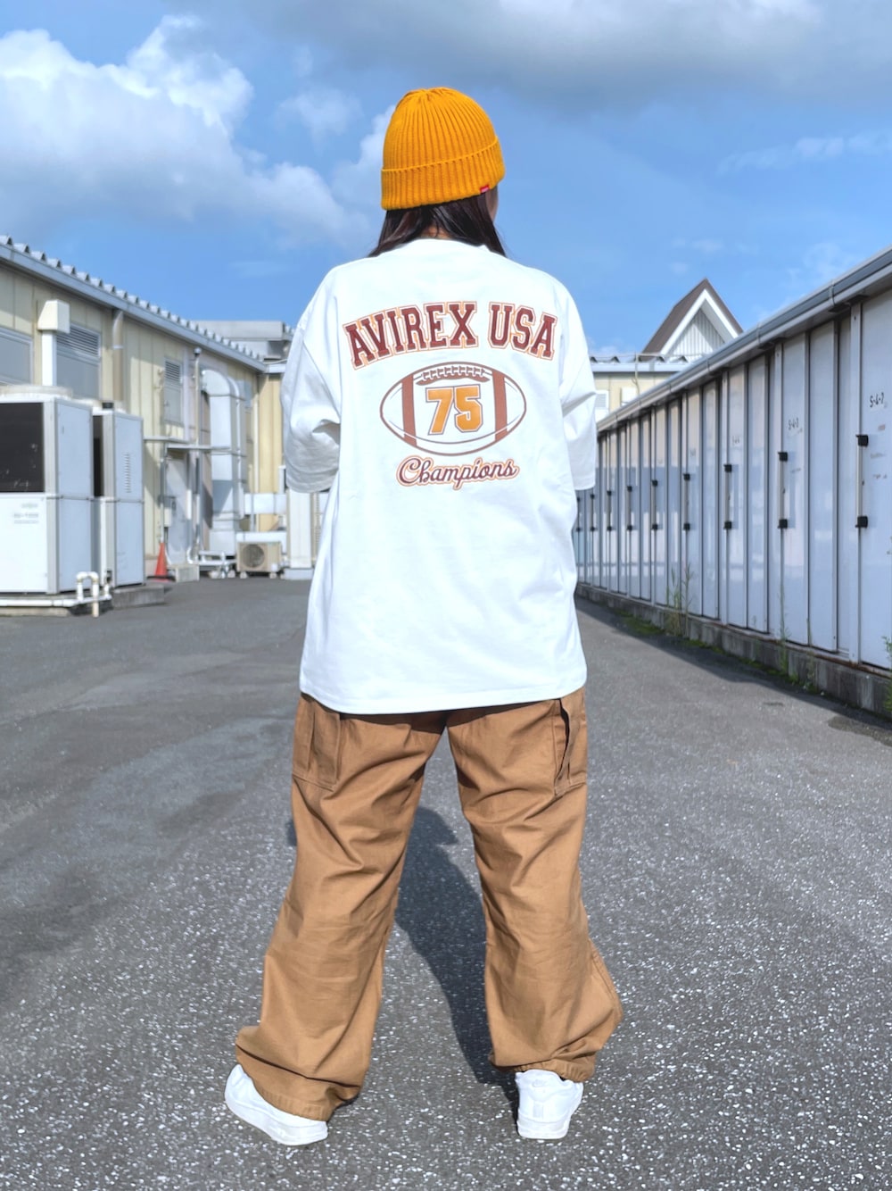 ホワイト系のTシャツ/カットソー、ブラウン系のカーゴパンツ、イエロー系のニットキャップ/ビーニーを着用したレディースの夏コーディネートの1枚目の写真