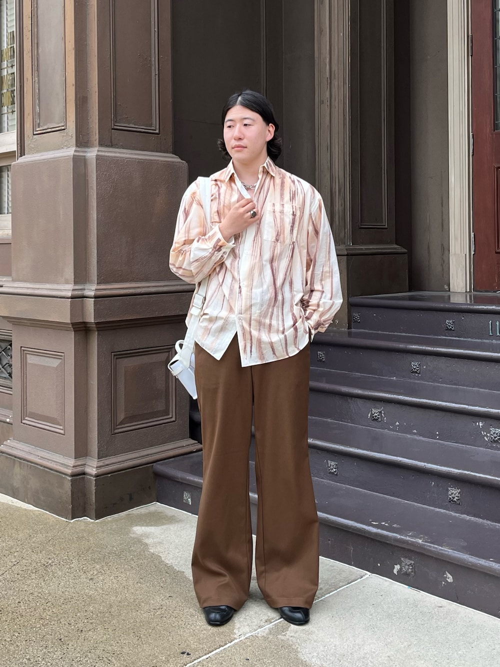「ootd、ootdfashion、outfitoftheday、outfit、springstyle、springcode、春服、シャツ、シャツコーデ、シャツスタイル、ペイントシャツ、フレアパンツ、フレアスラックス、お出かけコーデ日記、ブラウンコーデ」｜「Blanc YMのアイテム（シャツ/ブラウス、ブラウン系）」を使った、KEIGOさん（メンズ・179cm）の春コーディネートの1枚目の写真