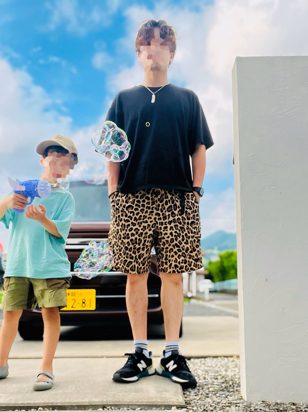 その他のその他パンツ、ブラック系のスニーカー、ブラック系のTシャツ/カットソーを着用したメンズの夏コーディネートの1枚目の写真