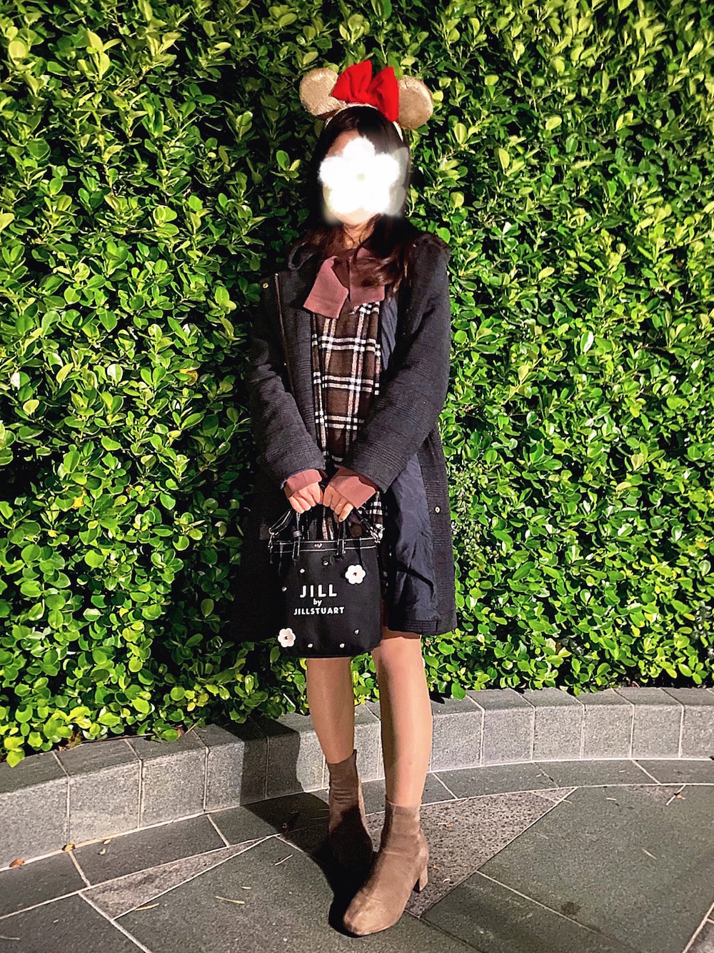 「ootd、disney、Disneyland、ディズニー、冬コーデ、ブーツ、雑誌付録、ワンピース、可愛い、カチューシャ、お嬢様風、デート、ミニワンピ、女子会、通勤コーデ」｜「GRLのリボンタイボリューム袖ブラウス×チェックワンピースセット（シャツワンピース、ブラウン系）」を使った、Melomeloさん（レディース・158cm）の冬コーディネートの1枚目の写真