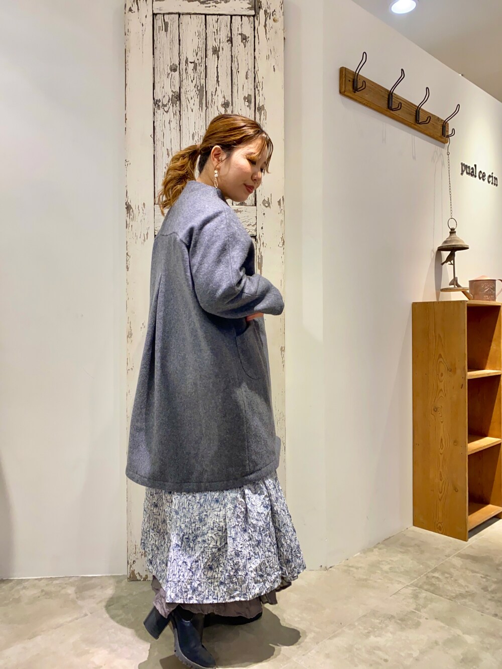 「ノーカラーコート、ダブルボタン、冬コーデ、ワンピース、花柄ワンピース、ブーツ、サイドゴアブーツ、秋冬コーデ、低身長コーデ、ロングワンピース、お出かけコーデ、低身長女子、大人かわいい、大人カジュアル、アウター」｜「PUAL CE CINのアイテム（ノーカラーコート、グレー系）」を使った、shooojiさん（レディース・150cm）の秋コーディネートの1枚目の写真