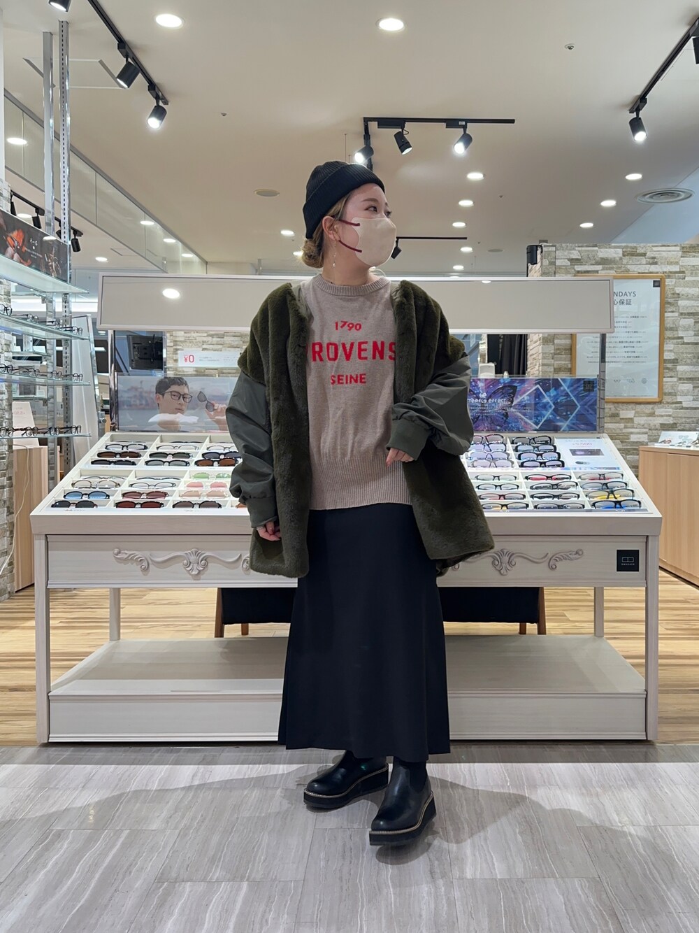 「ミリタリー、ミリタリージャケット、インターシャ、ロゴニット、ニット、ニット帽、ビーニー、冬コーデ、スカートスタイル、低身長コーデ、サイドゴアブーツ、お出かけコーデ、イエベ秋、きれいめカジュアル、30代コーデ」｜「GUのアイテム（ニットキャップ/ビーニー、ブラック系）」を使った、shooojiさん（レディース・150cm）の秋コーディネートの1枚目の写真