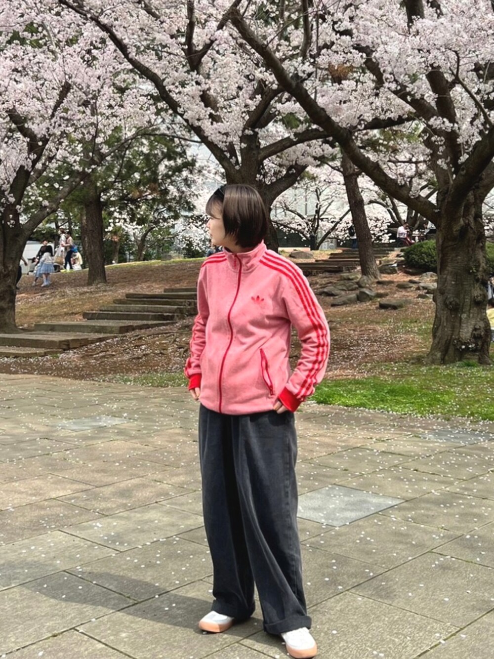 「トラックジャケット、デニムコーデ、デニムパンツ、古着、古着コーデ、古着好きな人と繋がりたい、古着女子、メンズライク、メンズライクコーデ、サングラス、ショートヘア」｜「fuv.のfuv - wide denim pants ワイドデニムパンツ　made in INTER FACTORY（デニムパンツ、ブラック系）」を使った、はるかさん（レディース・156cm）の春コーディネートの1枚目の写真