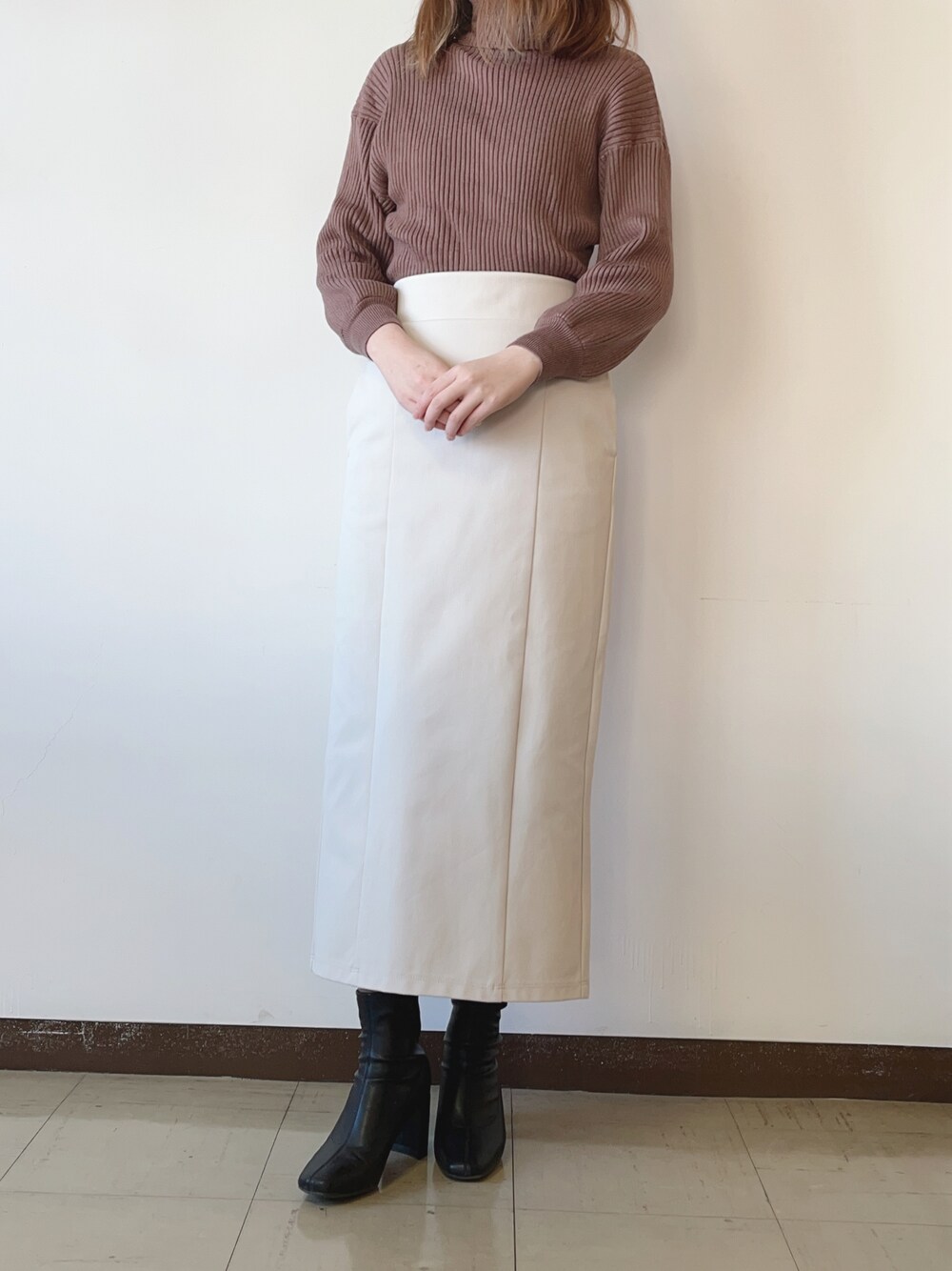 「ホワイトスカート、タイトスカート、LOWRYS FARM、オトナカジュアル、冬、ホワイト×ブラウン、ストレッチブーツ」｜「LOWRYS FARMのストレッチハイウエストタイトスカート　254884（スカート、ホワイト系）」を使った、すいかさん（レディース・163cm）の冬コーディネートの1枚目の写真