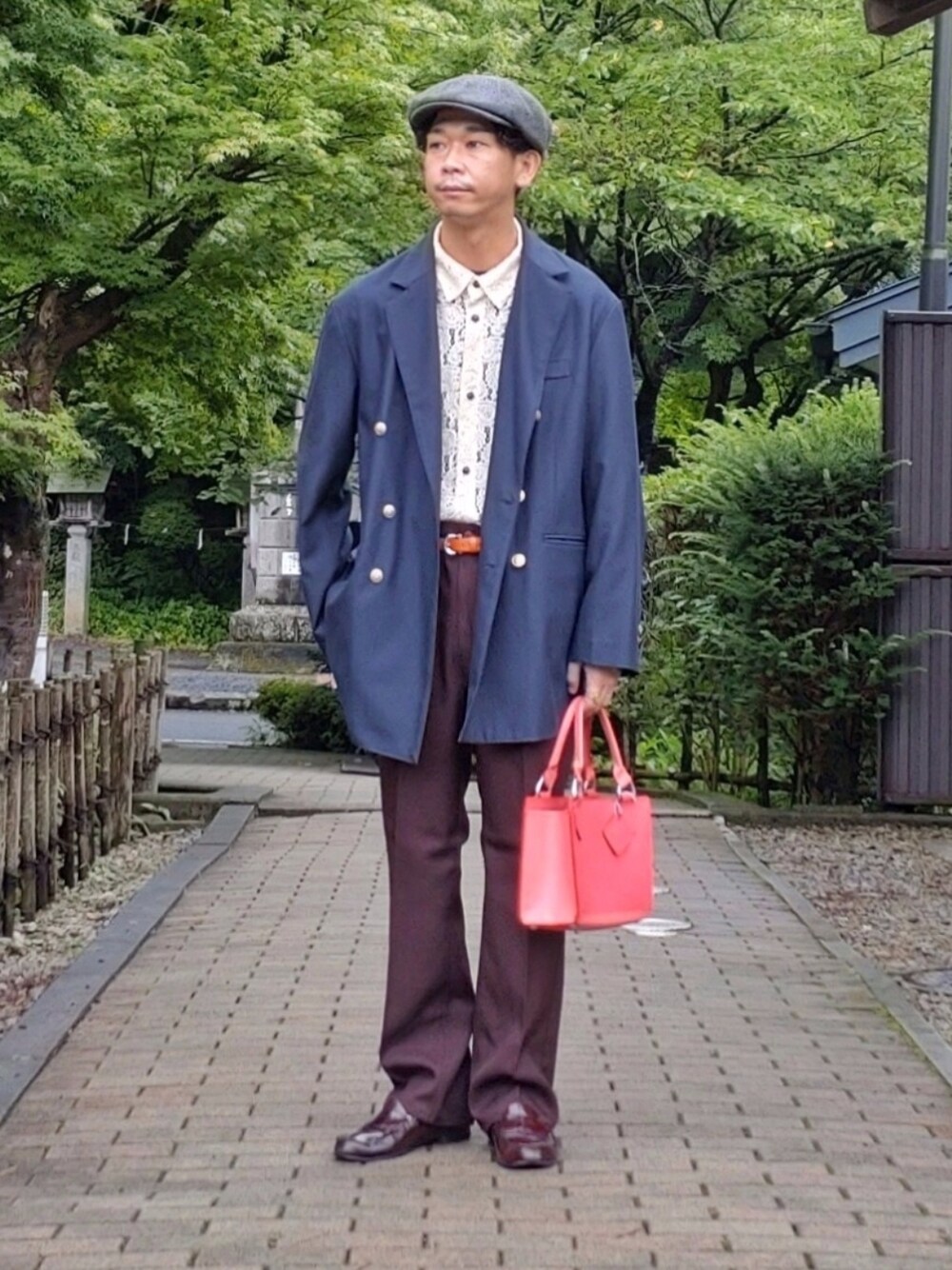 ブラウン系のパンツ、ブルー系のテーラードジャケット、ホワイト系のシャツ/ブラウスを着用したメンズの夏コーディネートの1枚目の写真