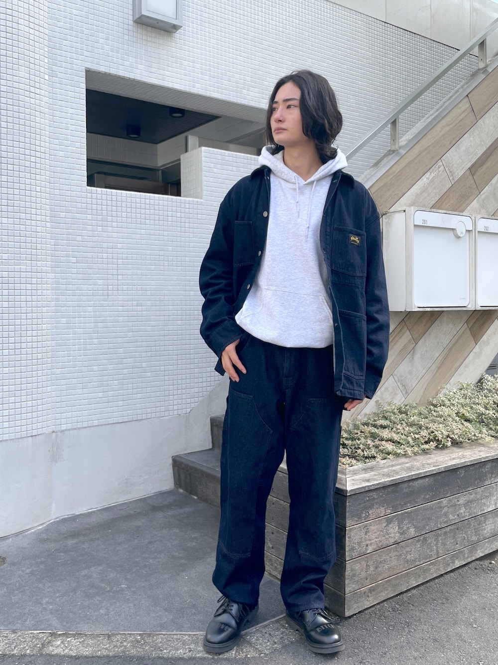 カバーオールを使った「デニムセットアップ」のメンズ人気ファッション