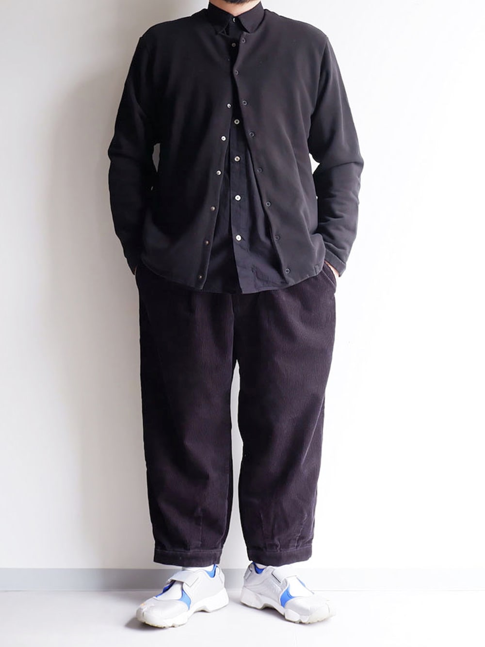 ブラック系のパンツ、ブラック系のシャツ/ブラウス、ブラック系のカーディガン/ボレロを着用したメンズの秋コーディネートの1枚目の写真