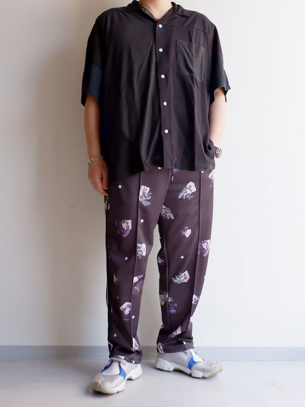ブラック系のパンツ、シルバー系のスニーカー、ブラック系のシャツ/ブラウスを着用したメンズの夏コーディネートの1枚目の写真