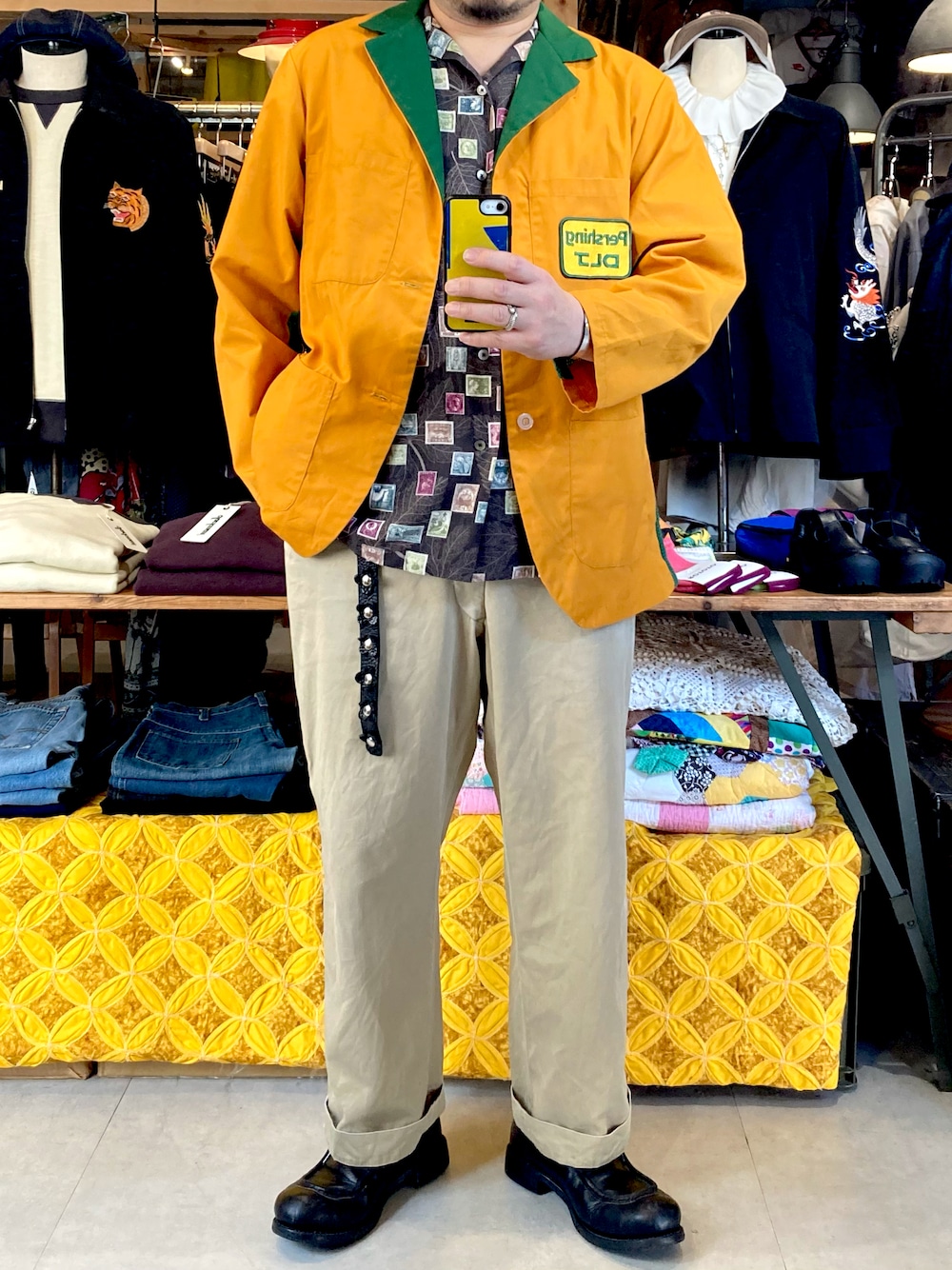 ブラック系のシャツ/ブラウス、ベージュ系のチノパンツ、ブラック系のブーツを着用したメンズの秋コーディネートの1枚目の写真