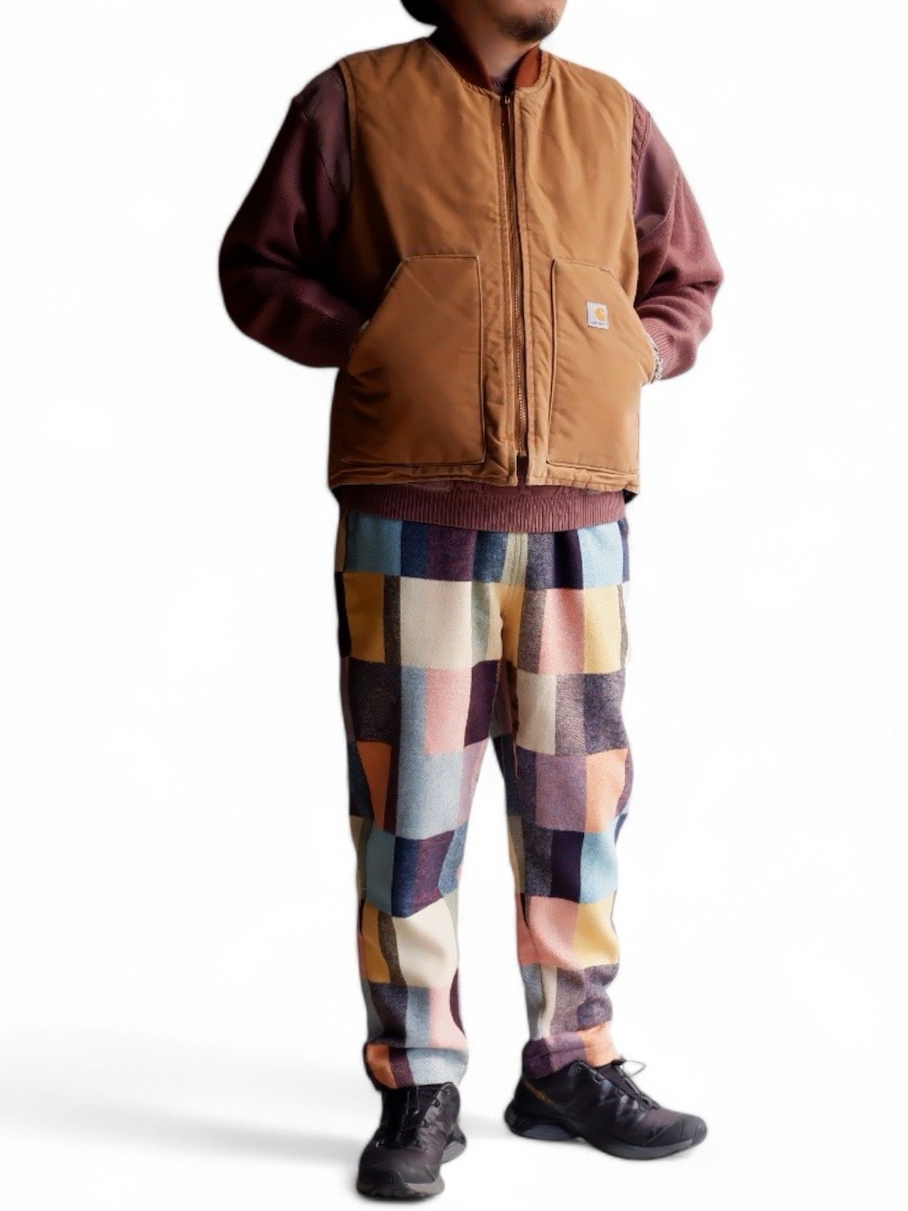 Carharttのダウンベスト（ベージュ系）を使った人気ファッション