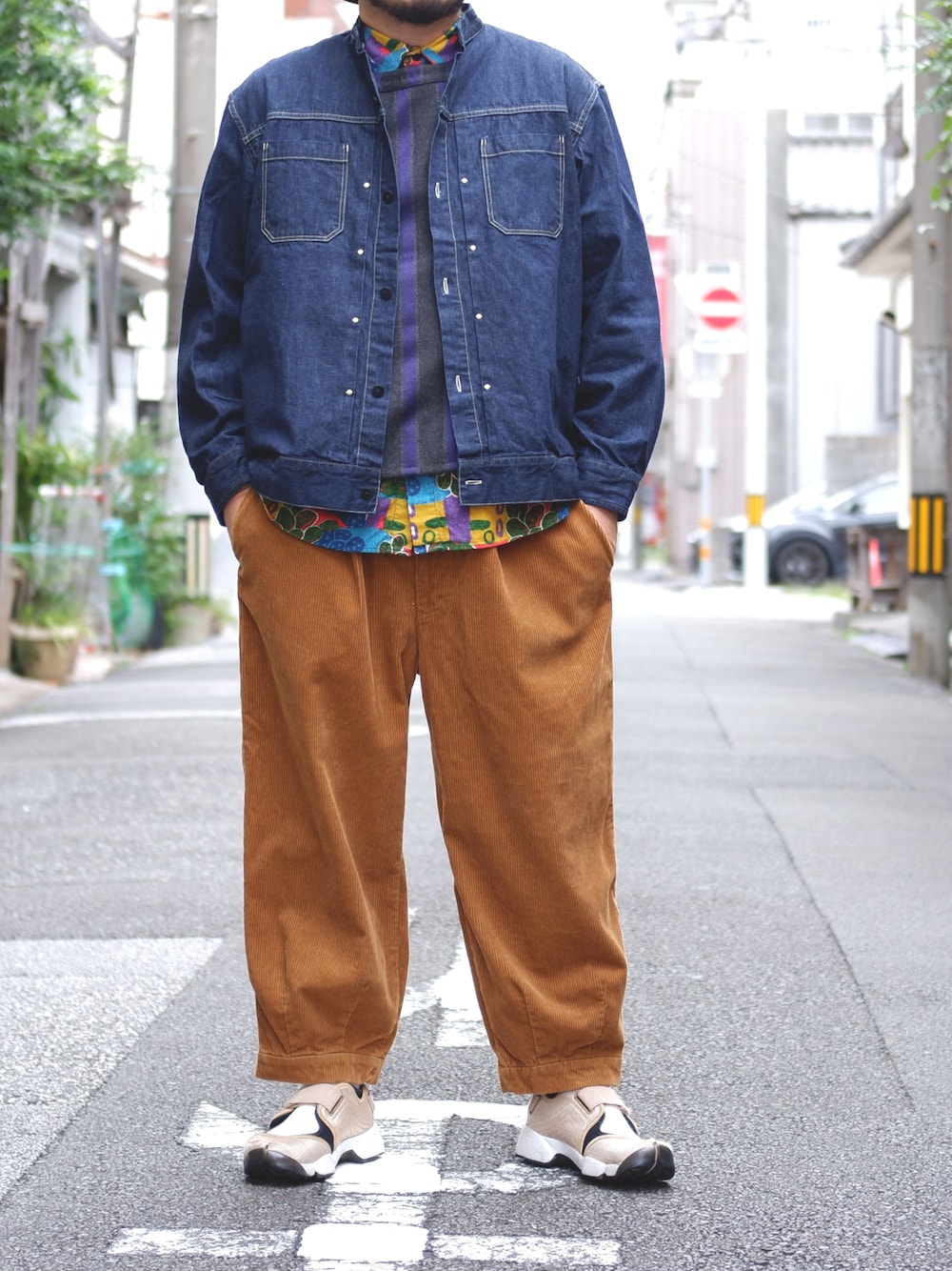 ブラウン系のパンツ、その他のシャツ/ブラウス、グレー系のベストを着用したメンズの秋コーディネートの1枚目の写真