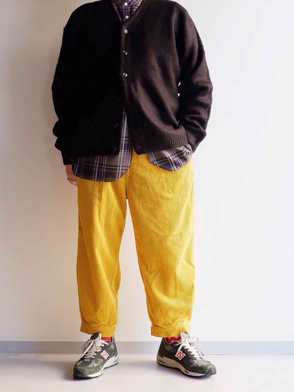 「秋冬コーデ、カラーパンツ、コーデュロイパンツ、モヘアカーディガン、New Balance、今日のコーデ、今日の服」｜「TIGRE BROCANTEのアイテム（パンツ、イエロー系）」を使った、yoheiさん（メンズ・175cm）の秋コーディネートの1枚目の写真