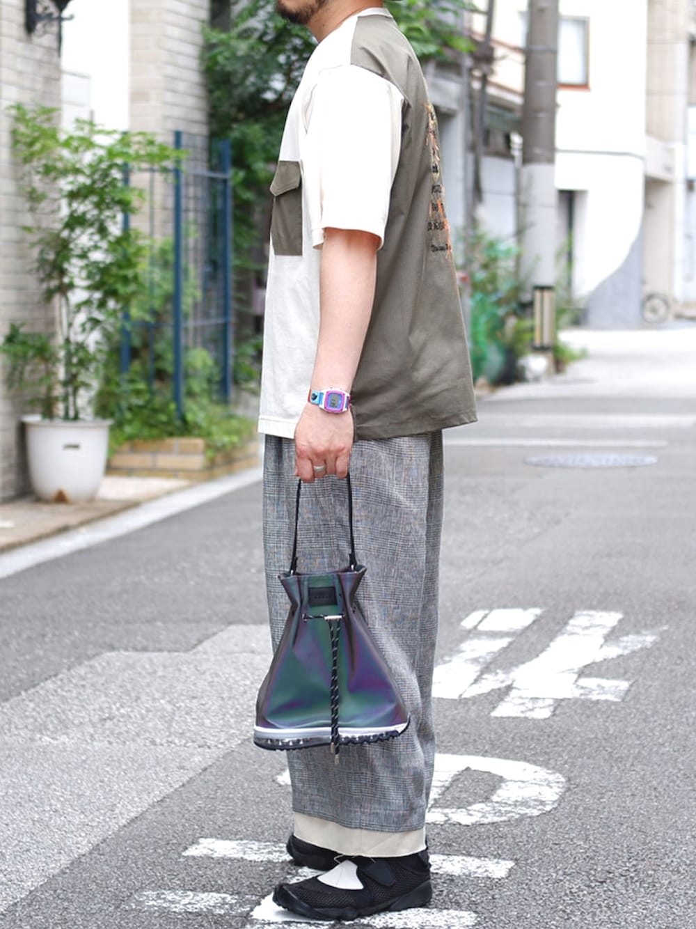 その他のショルダーバッグ、ブラック系のスニーカー、グリーン系のTシャツ/カットソーを着用したメンズの夏コーディネートの1枚目の写真