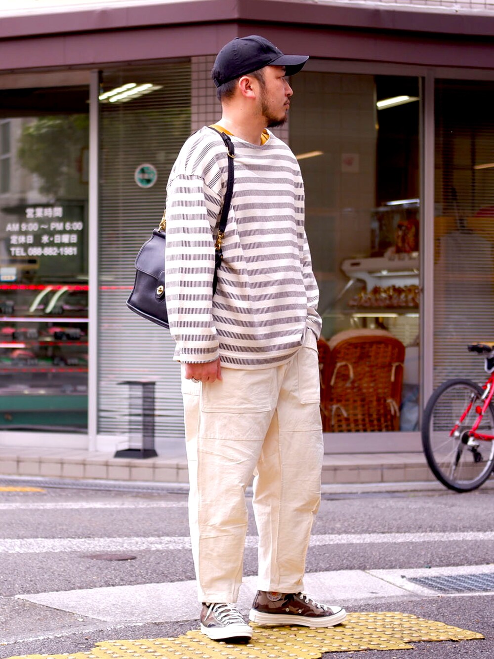ホワイト系のパンツ、その他のスニーカー、ホワイト系のTシャツ/カットソーを着用したメンズの秋コーディネートの1枚目の写真