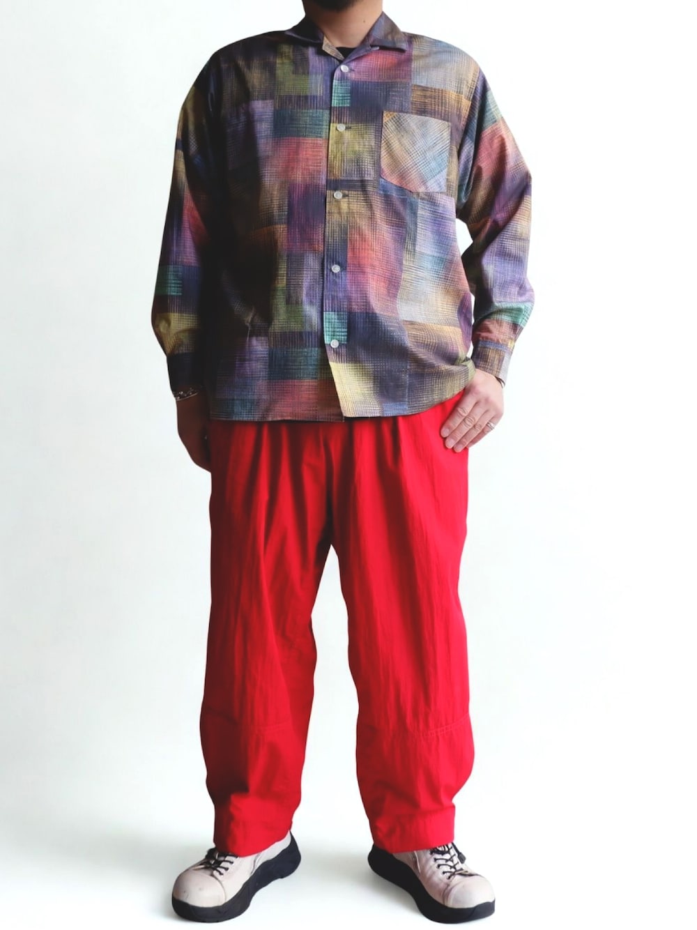 レッド系のパンツ、その他のシャツ/ブラウス、ホワイト系のブーツを着用したメンズの秋コーディネートの1枚目の写真