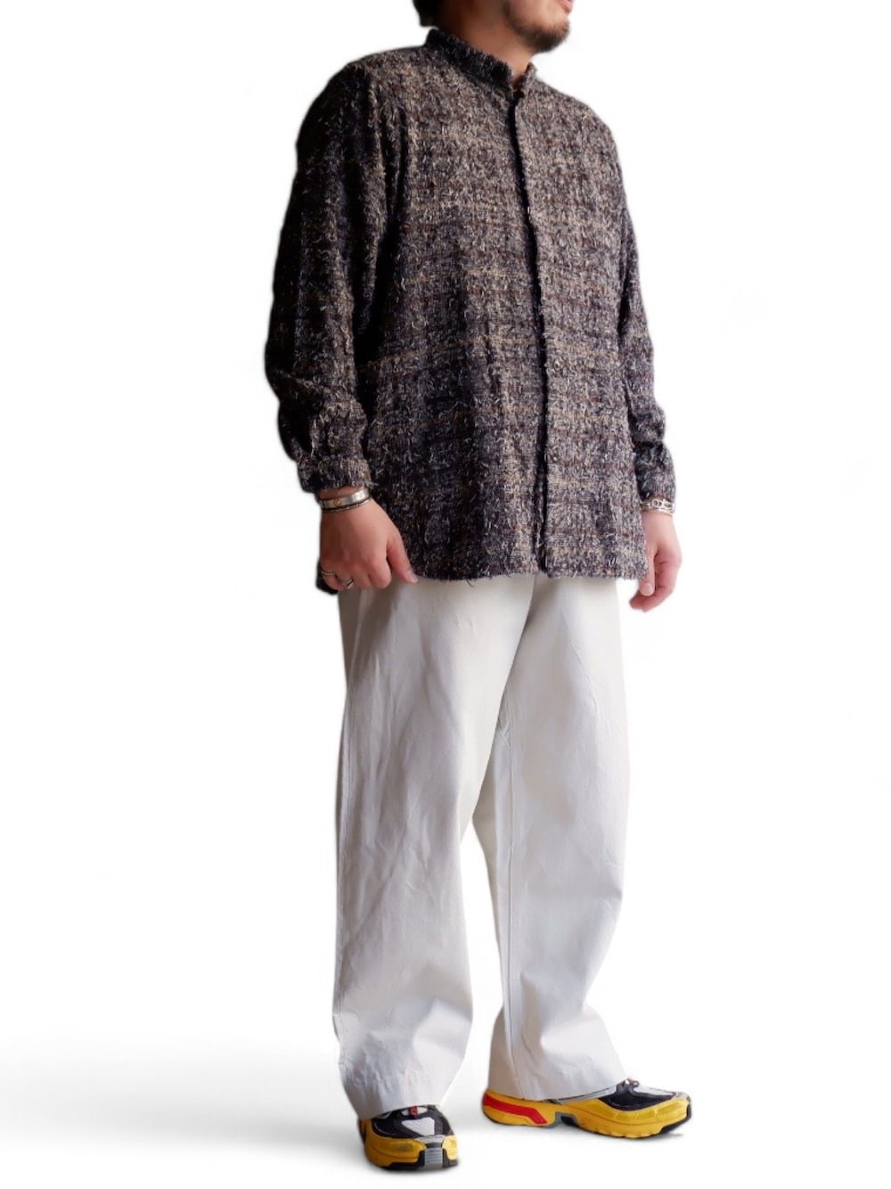 ホワイト系のデニムパンツ、ブラウン系のシャツ/ブラウス、その他のスニーカーを着用したメンズの秋コーディネートの1枚目の写真