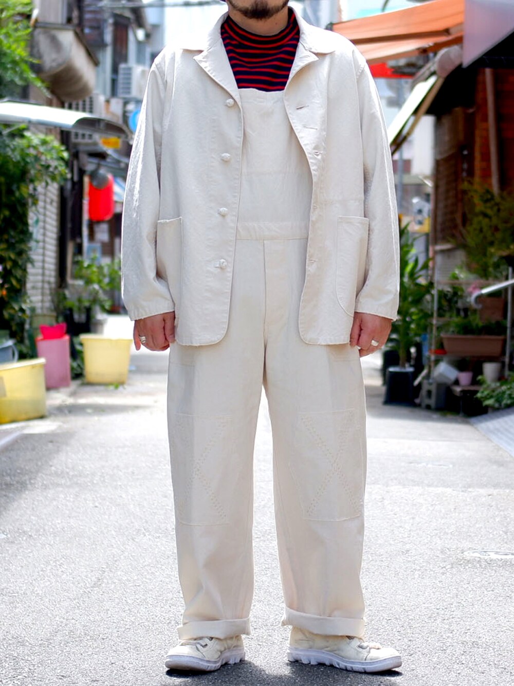 ホワイト系のサロペット/オーバーオール、ホワイト系のブーツ、レッド系のTシャツ/カットソーを着用したメンズの夏コーディネートの1枚目の写真