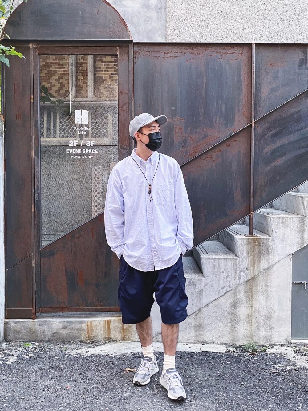 「ootd、秋、街頭穿搭、球鞋、休閒、日系極簡、oversize」｜「NEW BALANCEのアイテム（スニーカー、グレー系）」を使った、Mickさん（メンズ・180cm）の秋コーディネートの1枚目の写真