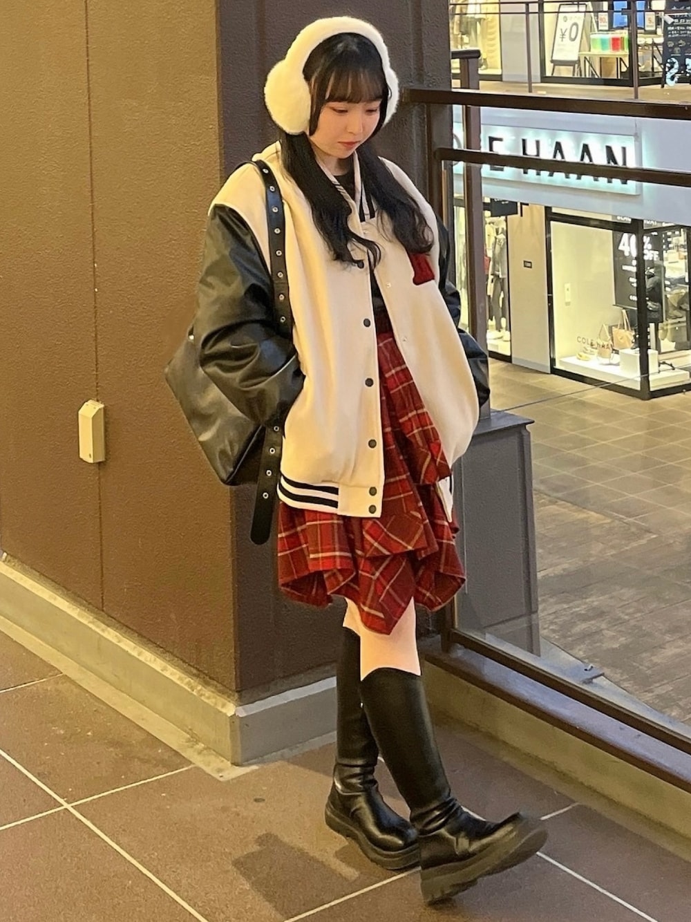 「冬コーデ、ホワイトコーデ、クリスマスに着たい服、マイベストコーデ2024、赤、ブーツ、プチプラ、きれいめカジュアル、レイヤードスタイル、ファー、休日スタイル、スタジャン、レザー、冬アウター、ストリート」｜「AS KNOW AS plusの◇バイカラー ワッペンスタジャン（スタジャン、ベージュ系）」を使った、AS KNOW AS plus/アズノゥアズプラスさん（レディース・158cm）の冬コーディネートの1枚目の写真