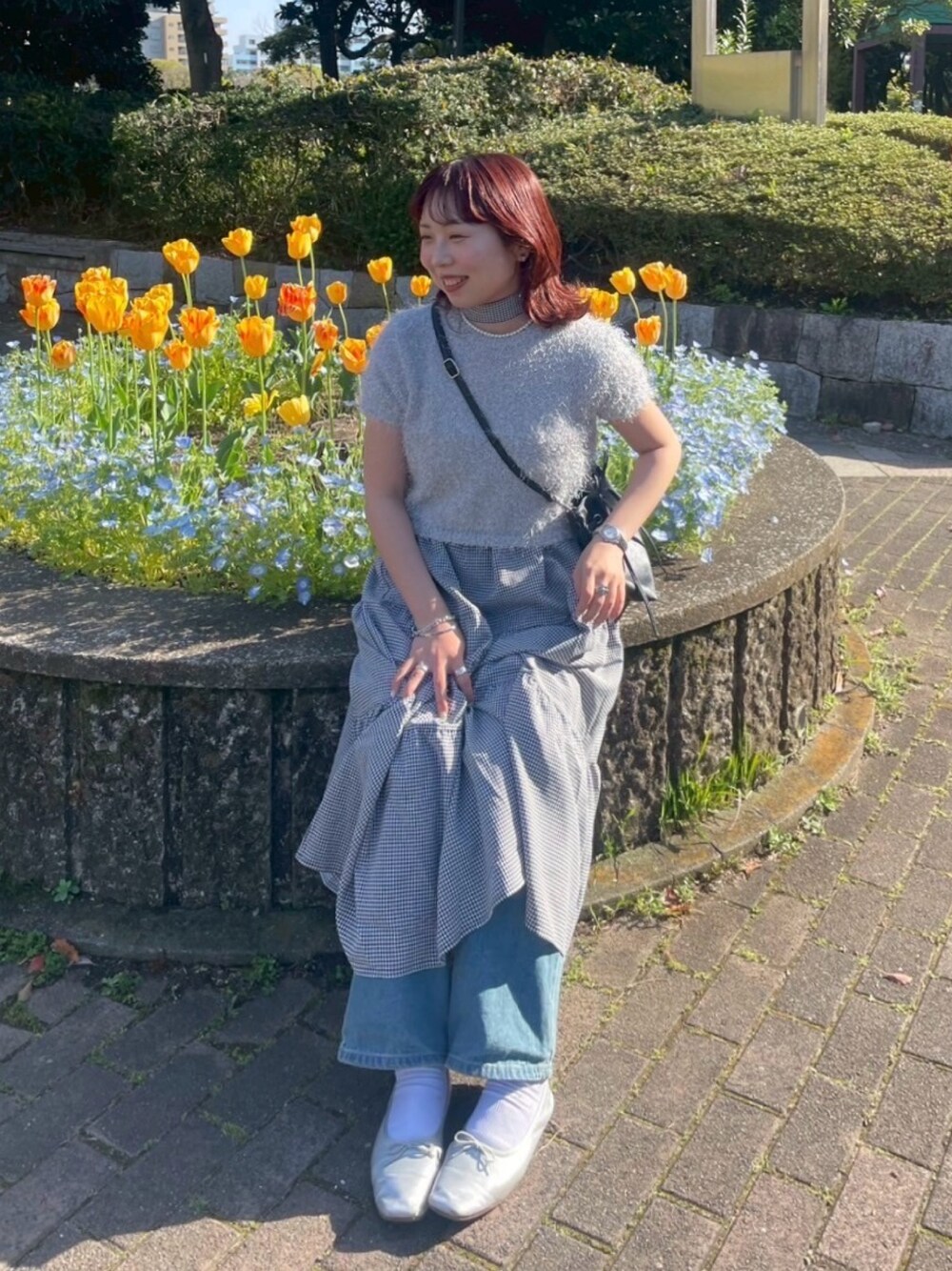 その他のワンピース、ブルー系のデニムパンツ、シルバー系のニット/セーターを着用したレディースの春コーディネートの1枚目の写真