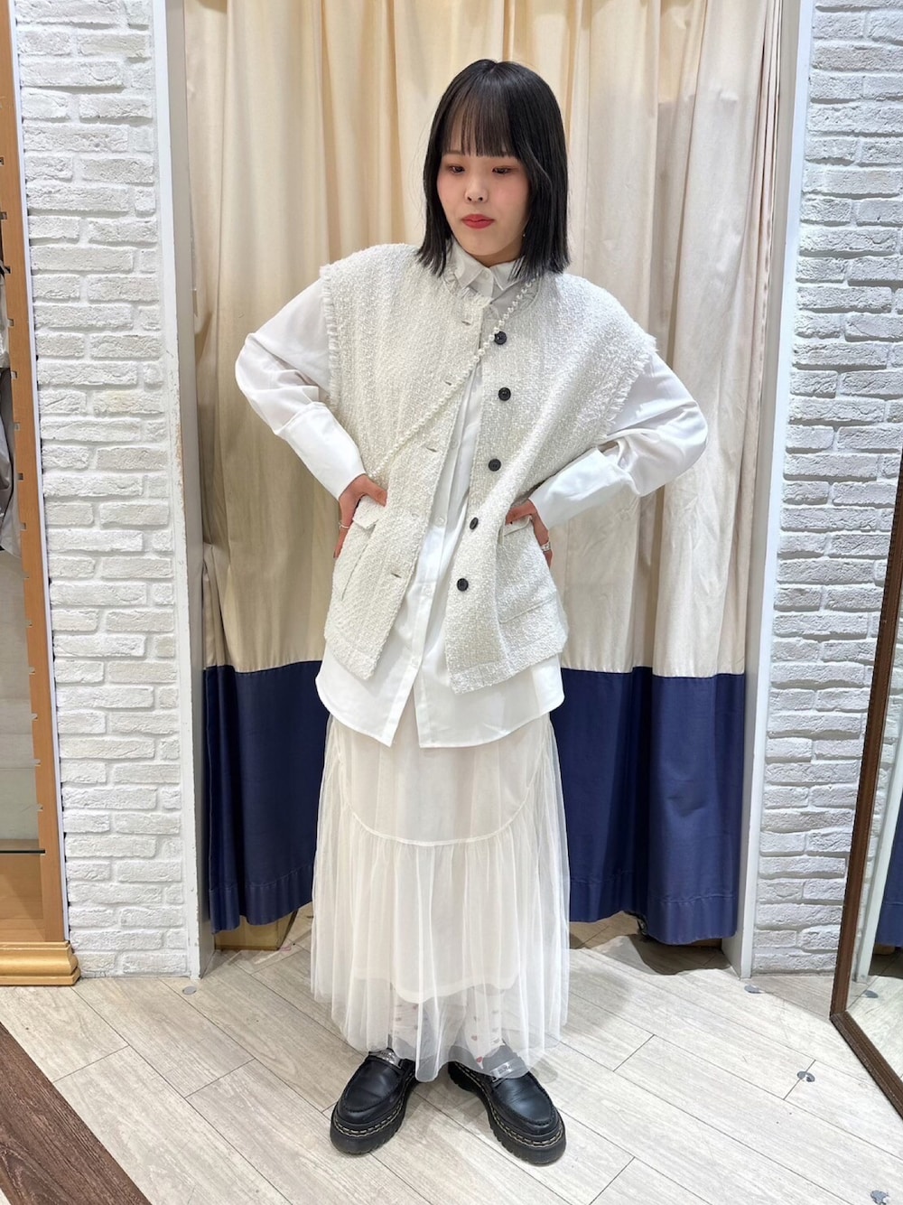 「淡色コーデ、きれいめカジュアル、春アウター、ビッグシルエット、シャツスタイル、プチプラ、春服みてみて、休日スタイル、モノトーン、ストラップ、パール、チュールスカート、ホワイト、asknowasplus、いまどきジャケット写真」｜「AS KNOW AS plusの○ツイードゆるベストジャケット（ベスト、ホワイト系）」を使った、AS KNOW AS plus/アズノゥアズプラスさん（レディース・158cm）の春コーディネートの1枚目の写真