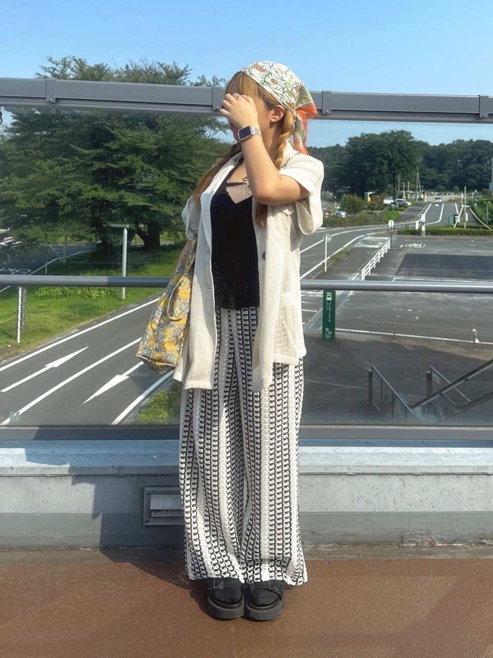 ホワイト系のその他パンツ、ベージュ系のその他アウター、グリーン系のバンダナ/スカーフを着用したレディースの秋コーディネートの1枚目の写真