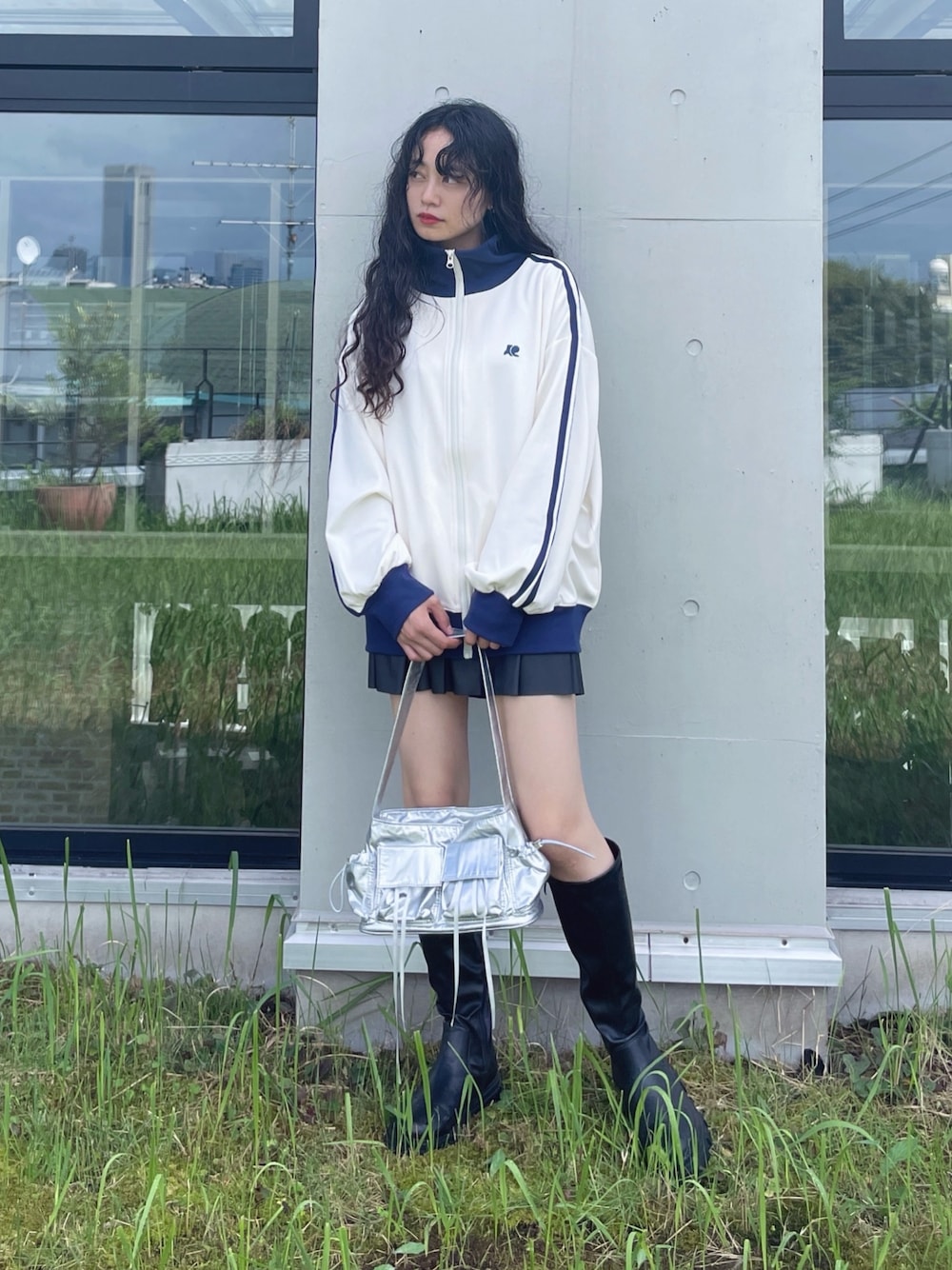 「お出かけコーデ、古着MIX、秋服準備はじめました、トラックジャケット、レイヤードスタイル、モノトーン、ブーツ、ショルダーバッグ、スポーツミックス、厚底シューズ、ショートパンツ、韓国ファッション、デートコーデ、休日スタイル、プチプラ」｜「AS KNOW AS plusの◇アソートデザインフェイクレザーミニボトム（カーゴパンツ・サスペンダースカート・プリーツスカート）（スカート、ブラック系）」を使った、AS KNOW AS plus/アズノゥアズプラスさん（レディース・158cm）の夏コーディネートの1枚目の写真