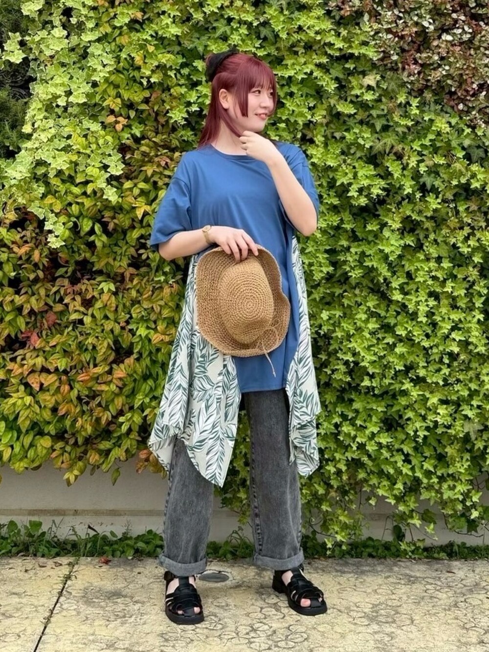 ブラック系のデニムパンツ、ブルー系のチュニック、その他のその他を着用したレディースの夏コーディネートの1枚目の写真