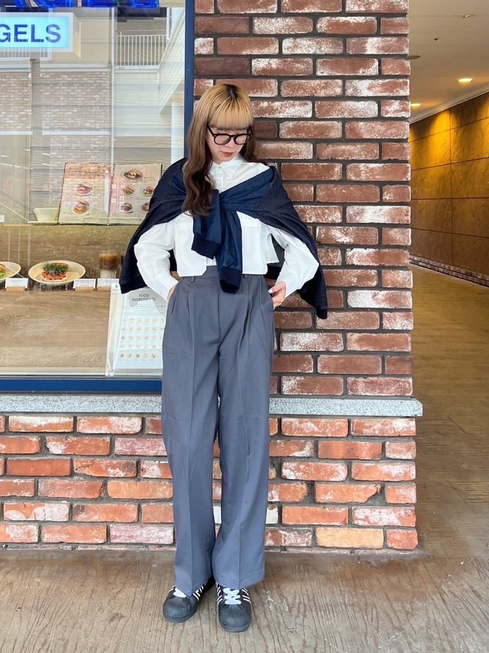 「カーディガン、モノトーン、カラーパンツ、メガネ女子、スニーカー、シャツスタイル、お出かけコーデ、スポーツミックス、春コーデ、レイヤードスタイル、デートコーデ、プチプラ、休日スタイル、春服みてみて、asknowasplus」｜「AS KNOW AS plusの◎インディゴミックスカーディガン（カーディガン/ボレロ、ブルー系）」を使った、AS KNOW AS plus/アズノゥアズプラスさん（レディース・158cm）の春コーディネートの1枚目の写真