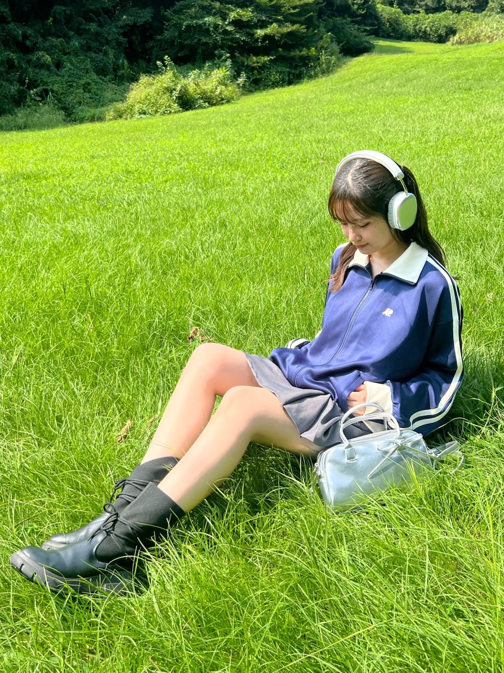 グレー系のスカート、ブルー系のジャージ、その他のその他を着用したレディースの秋コーディネートの1枚目の写真