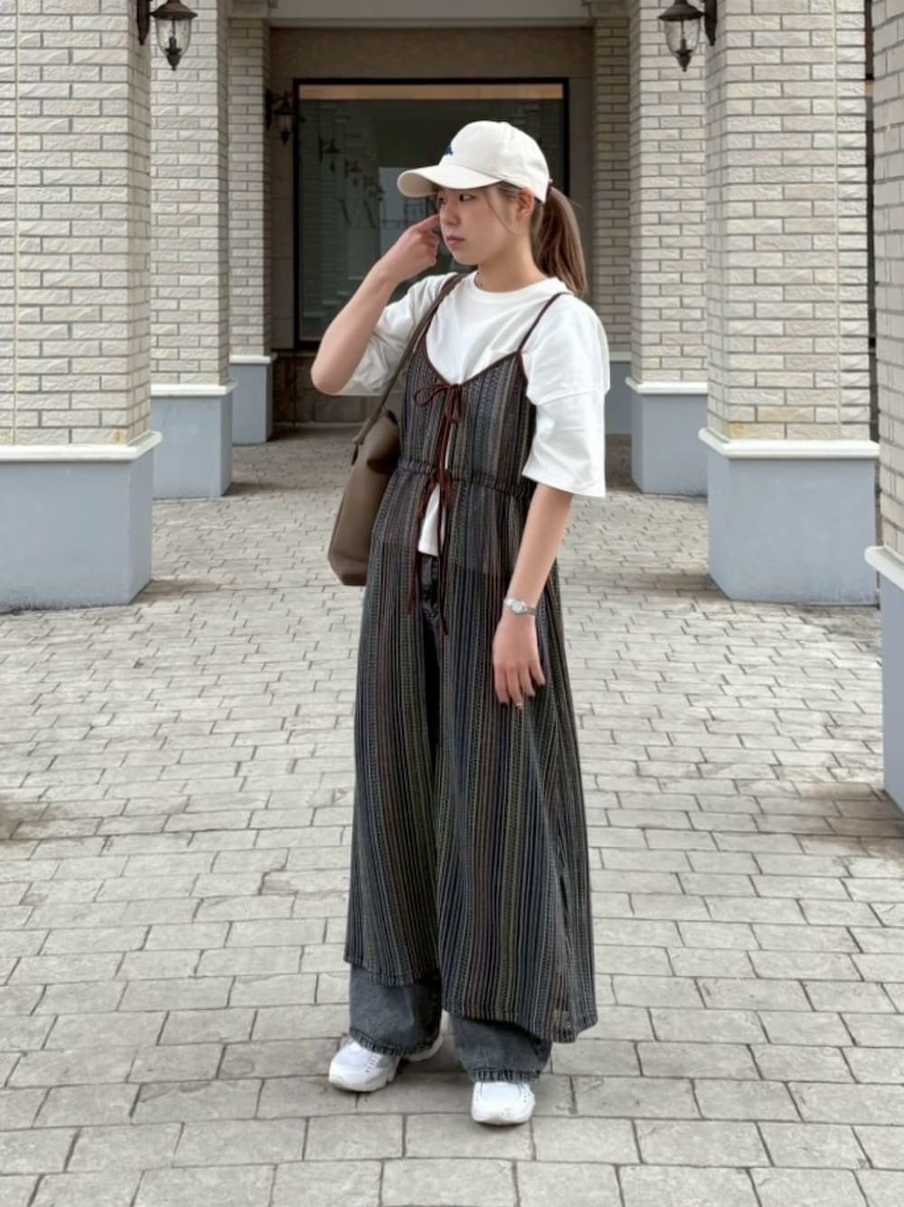 ブルー系のワンピース、ホワイト系のTシャツ/カットソー、その他のその他を着用したレディースの春コーディネートの1枚目の写真