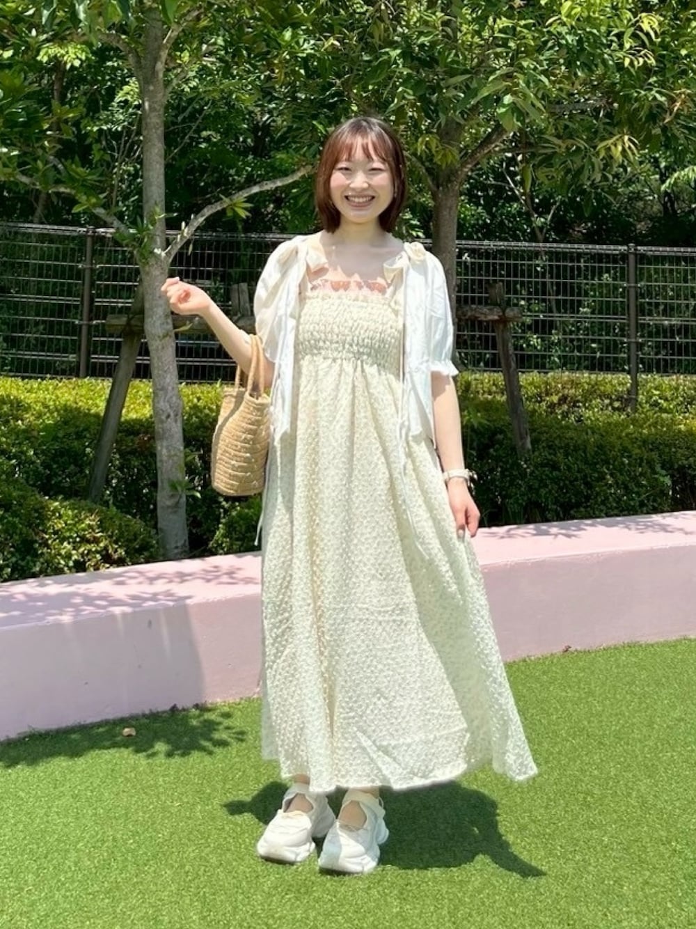 イエロー系のワンピース、ホワイト系のシャツ/ブラウス、ホワイト系のサンダルを着用したレディースの夏コーディネートの1枚目の写真